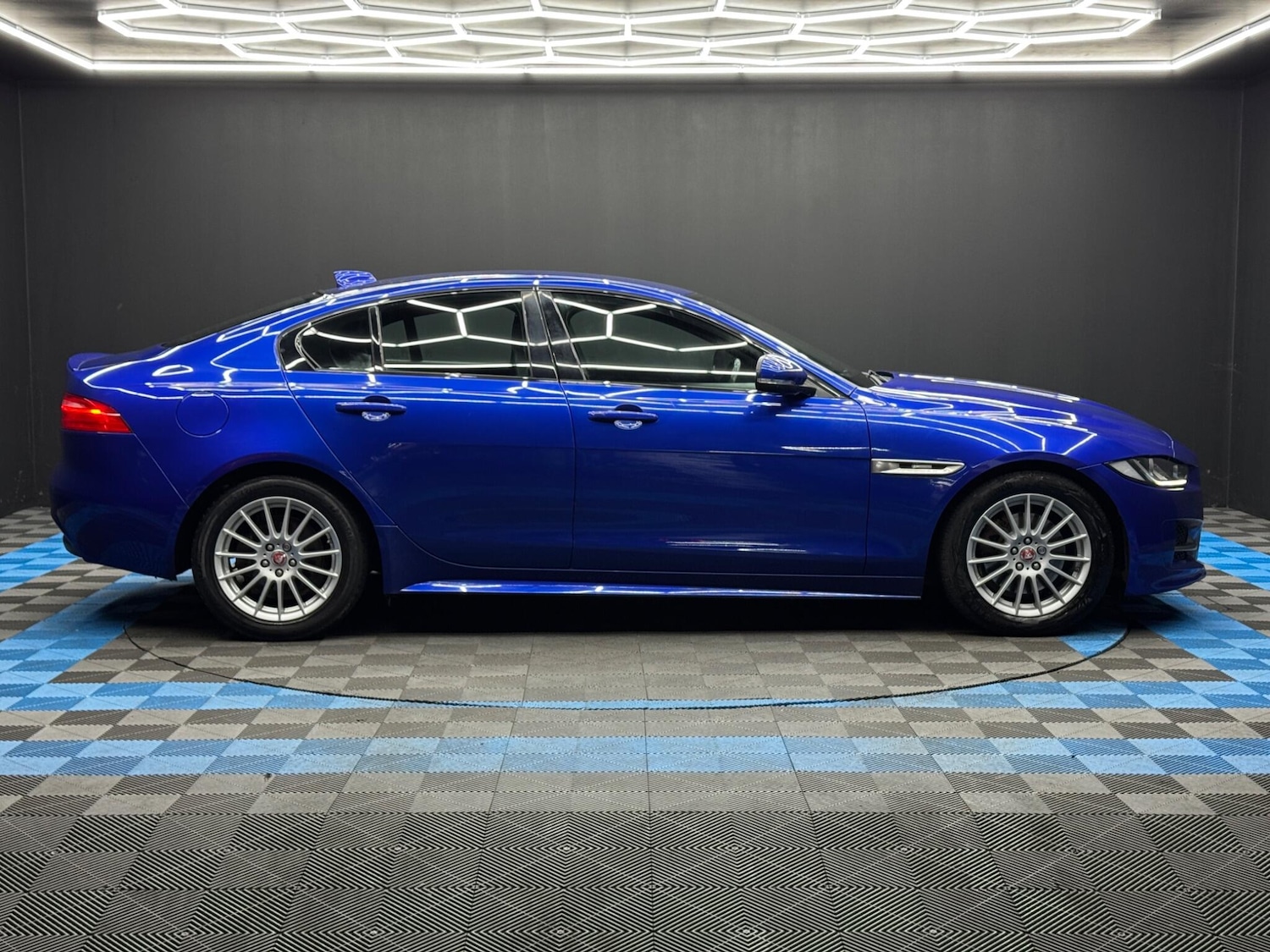 Used Jaguar XE 2018 for sale - 77315006: Photo 4