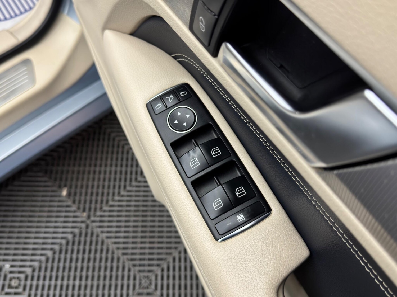 Used Mercedes-Benz E Class 2013 for sale - 76189643: Photo 37