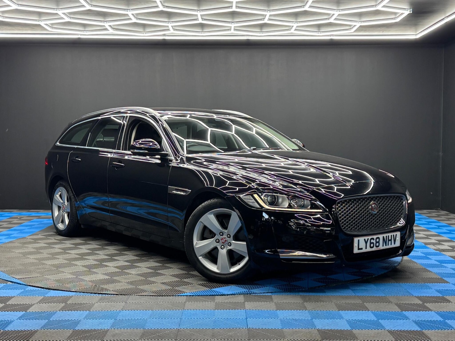 Used Jaguar XF 2018 for sale - 76537754: Photo 1