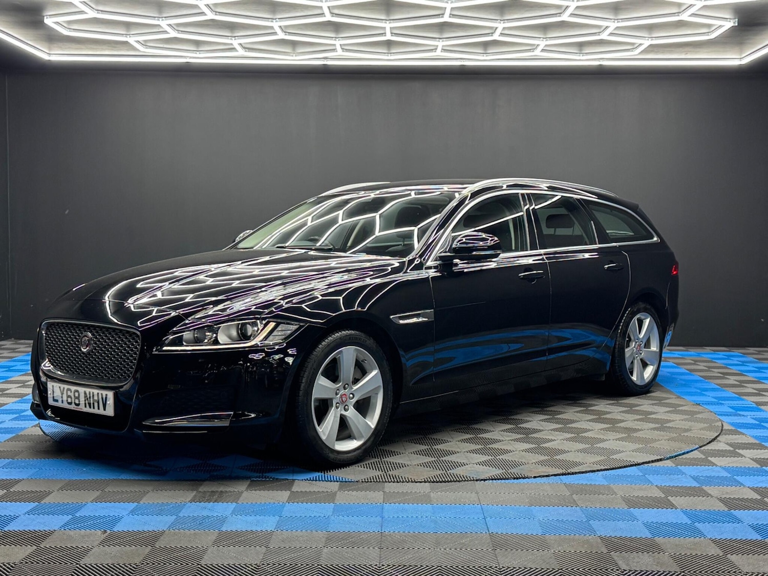 Used Jaguar XF 2018 for sale - 76537754: Photo 3