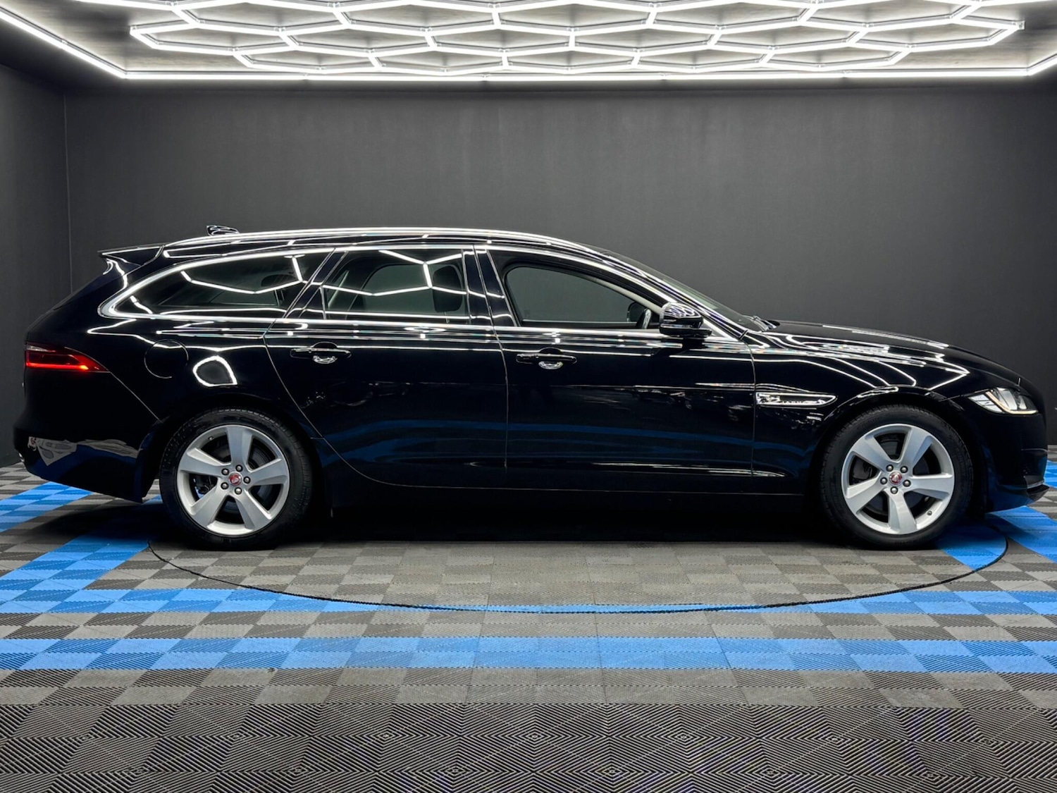 Used Jaguar XF 2018 for sale - 76537754: Photo 4