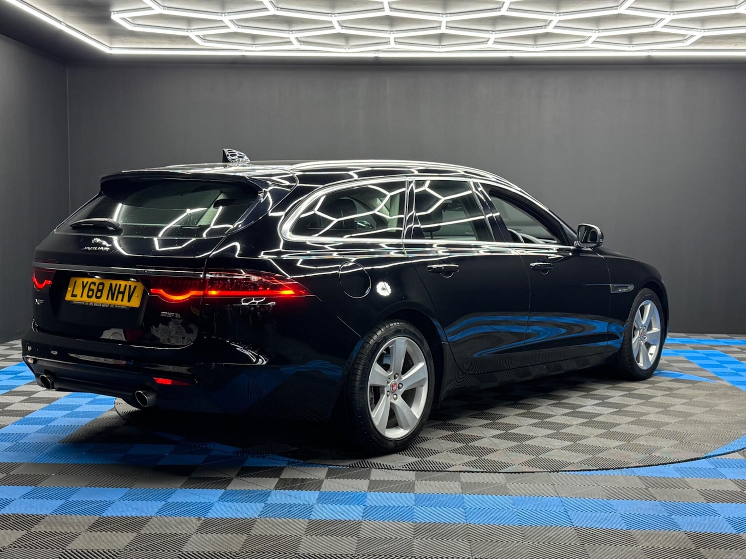 Used Jaguar XF 2018 for sale - 76537754: Photo 5