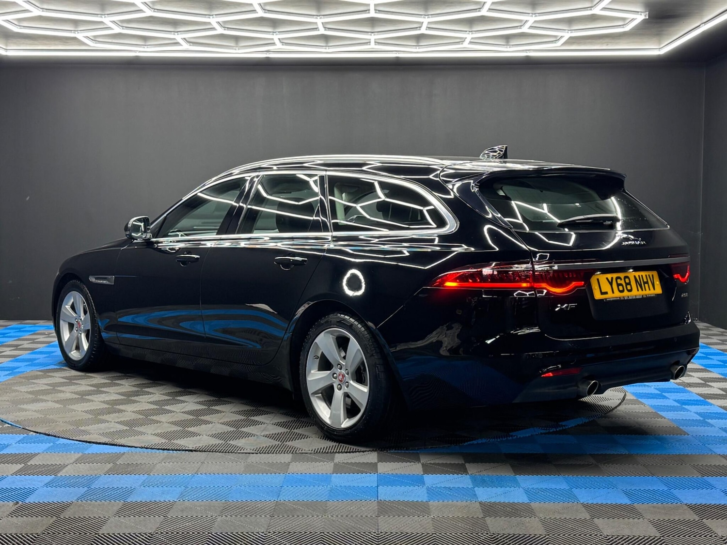 Used Jaguar XF 2018 for sale - 76537754: Photo 7