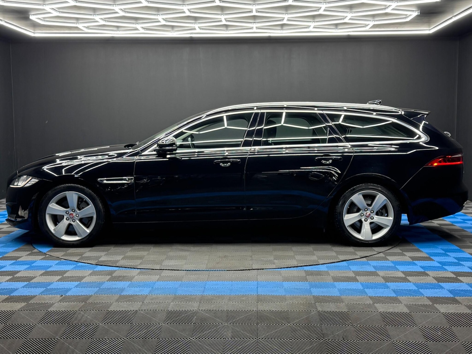 Used Jaguar XF 2018 for sale - 76537754: Photo 8