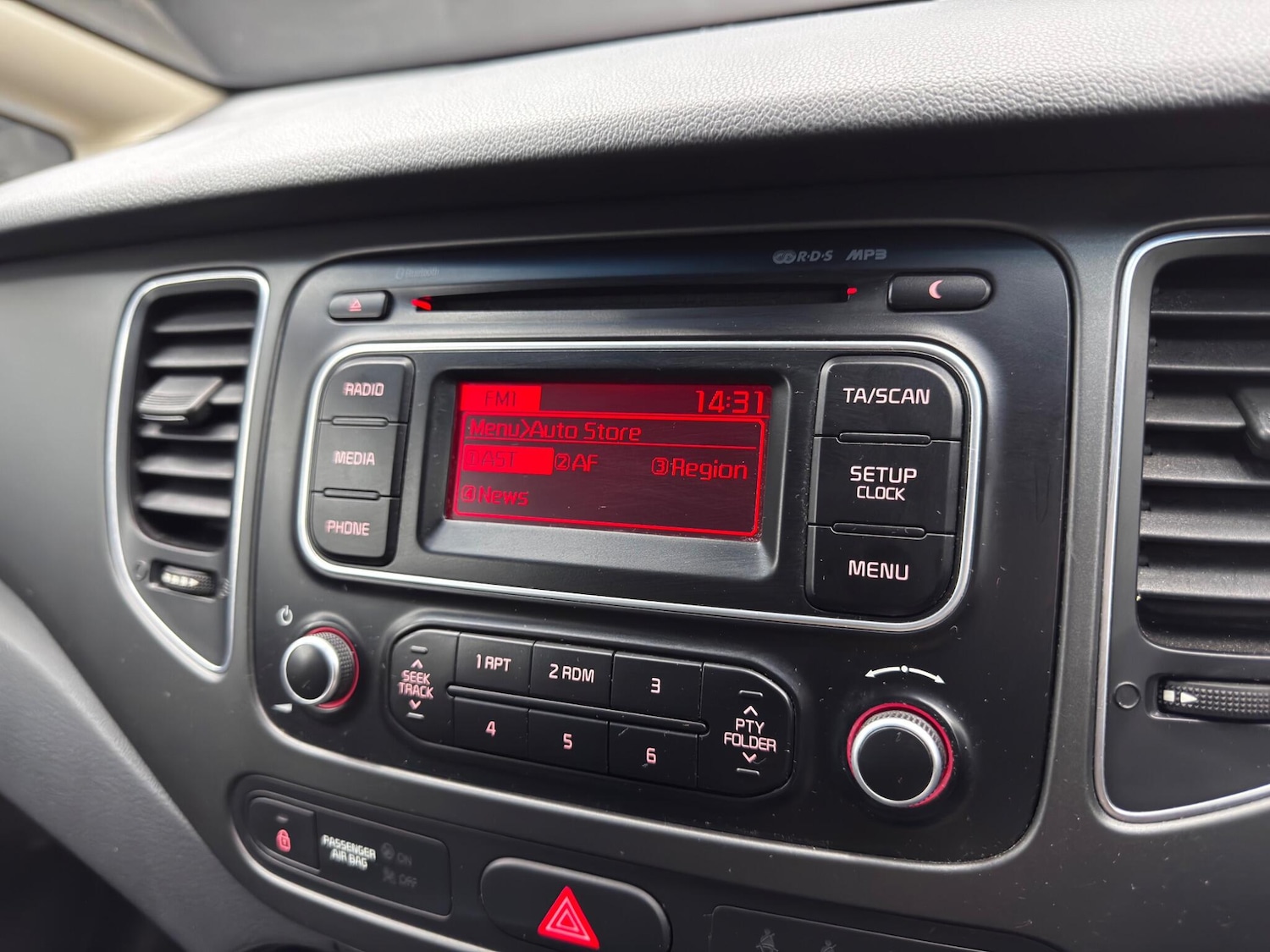 Used Kia Carens 2015 for sale - 76995889: Photo 30