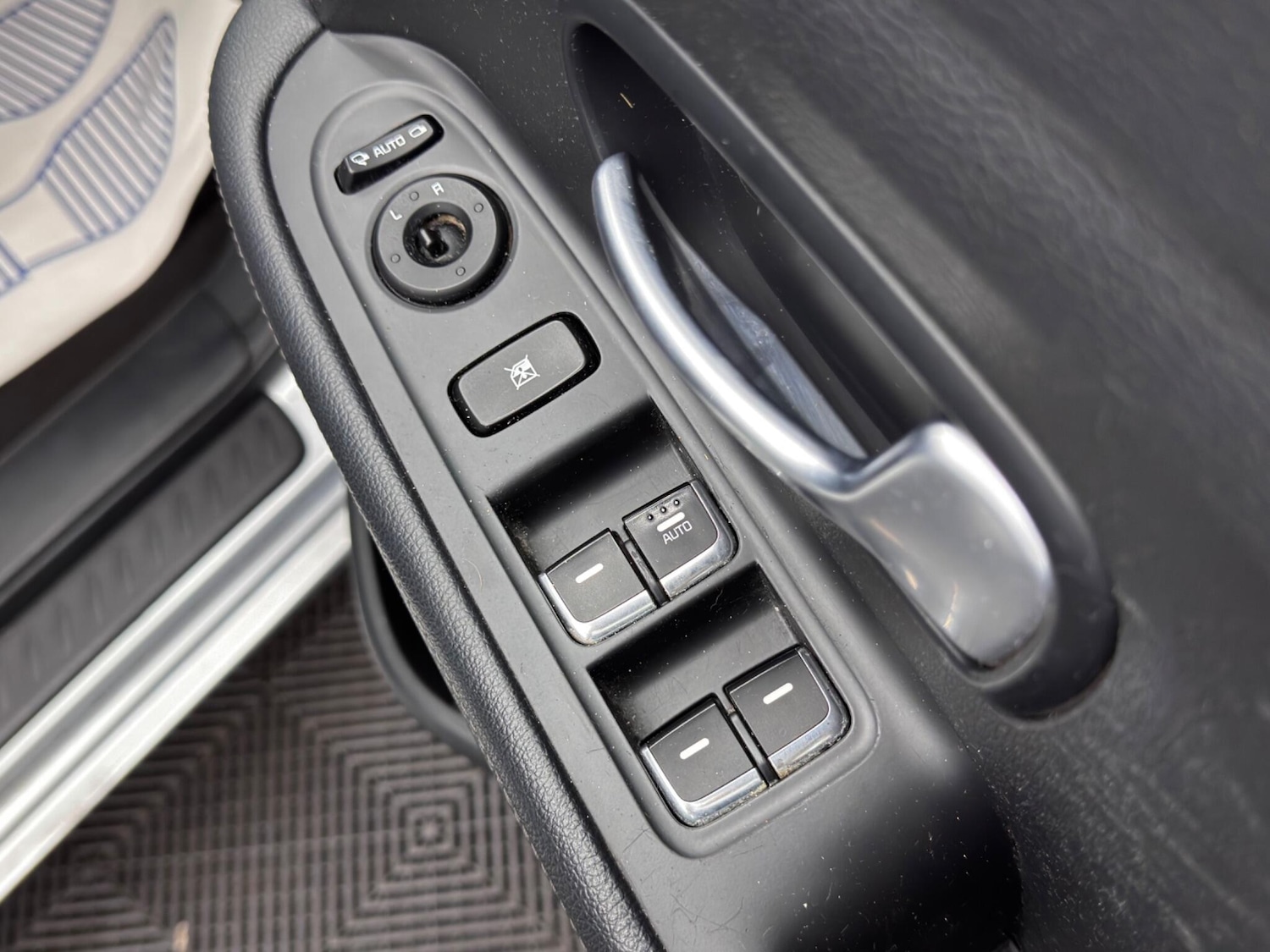 Used Kia Carens 2015 for sale - 76995889: Photo 36