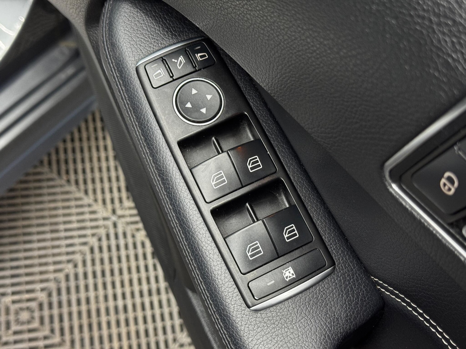 Used Mercedes-Benz E Class 2015 for sale - 77738581: Photo 37