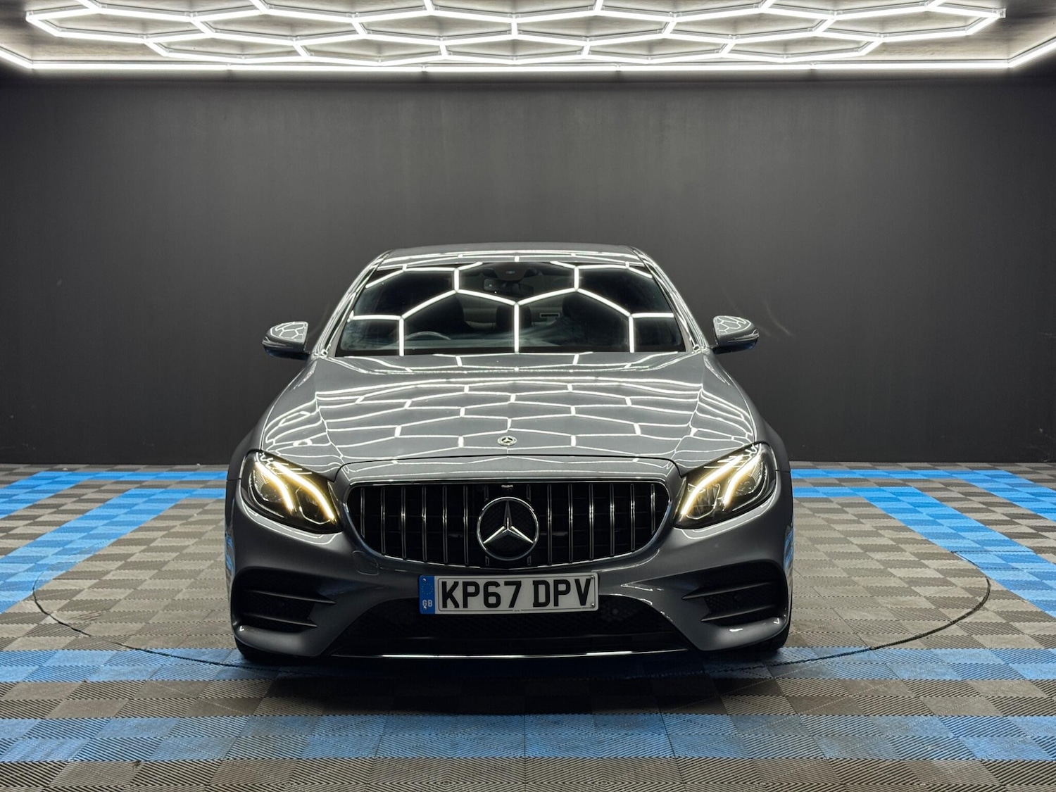 Used Mercedes-Benz E Class for sale - 77957651: Photo 2