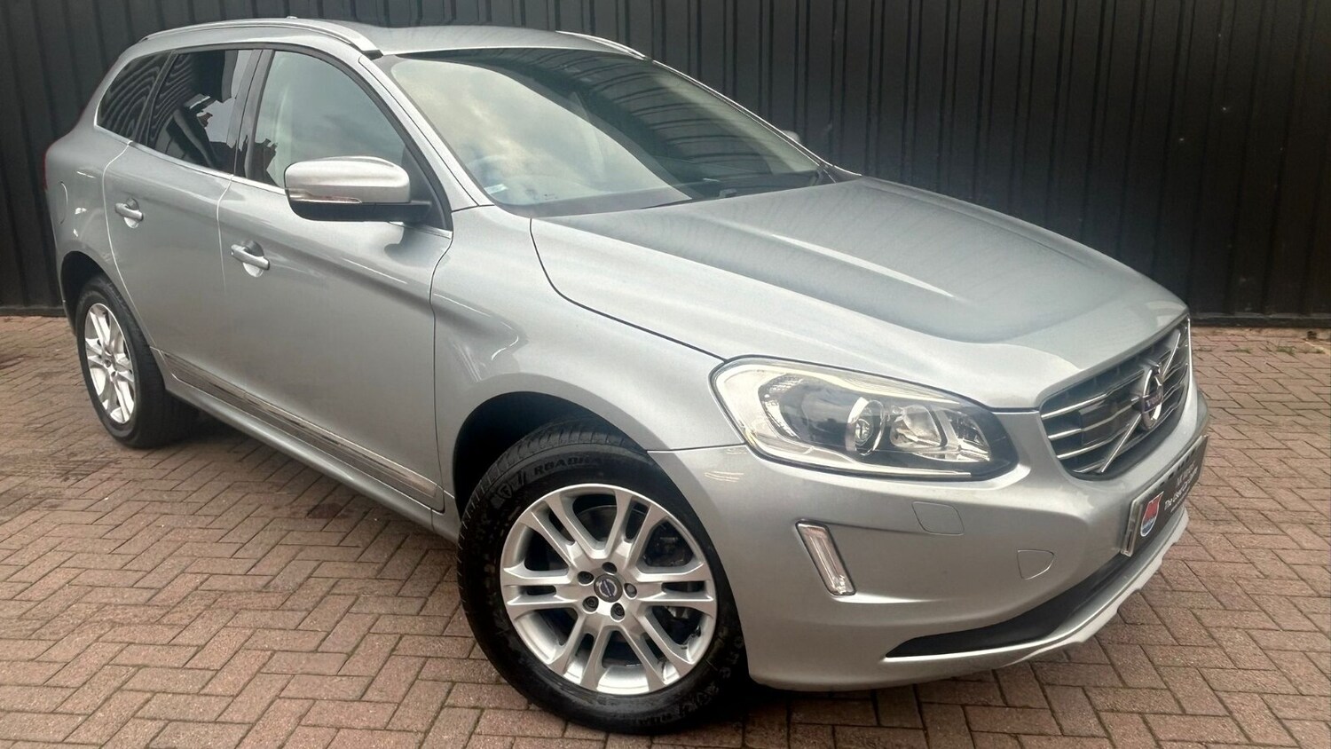 Used Volvo XC60 2015 for sale - 76914897: Photo 2
