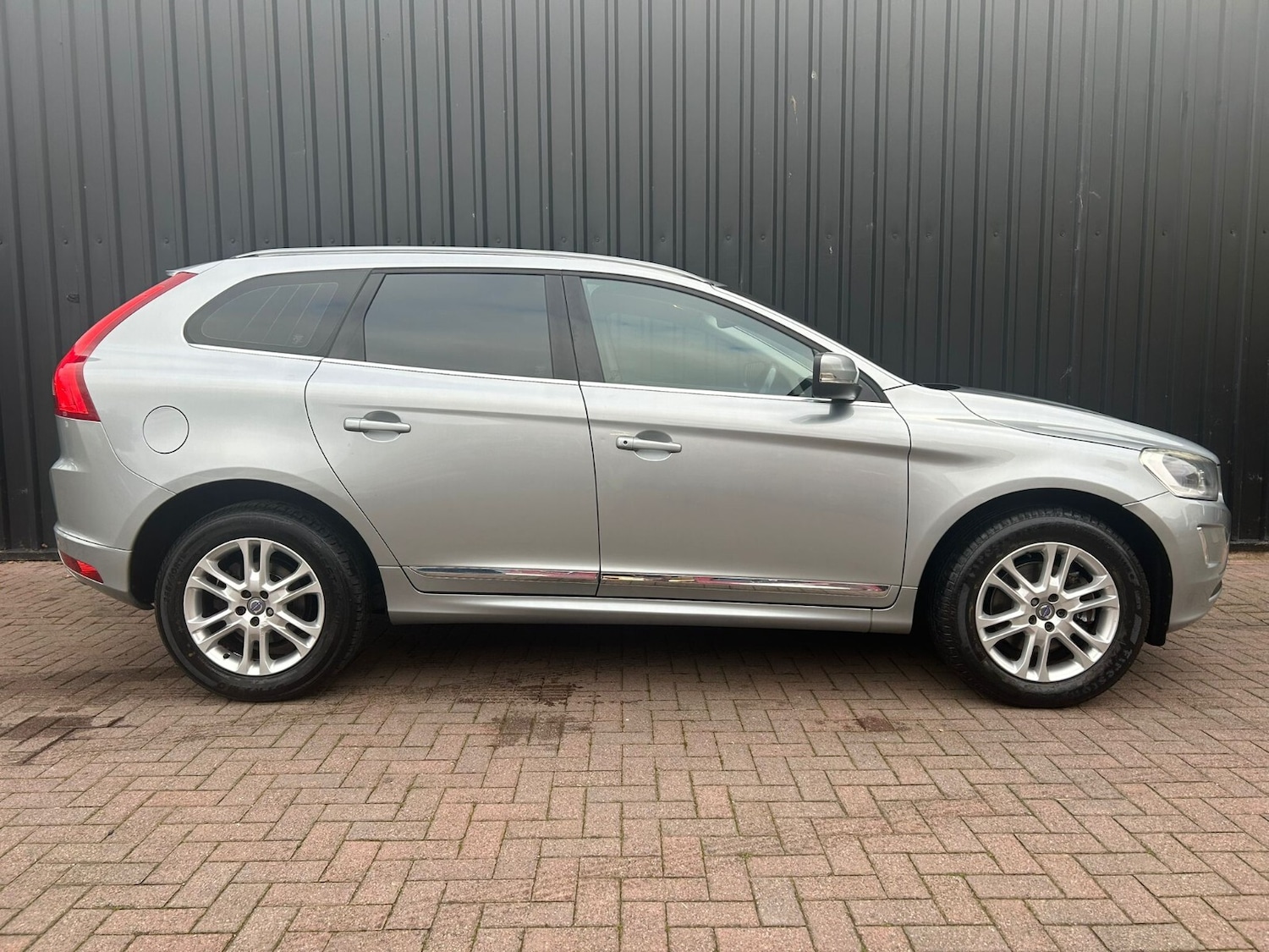 Used Volvo XC60 2015 for sale - 76914897: Photo 3