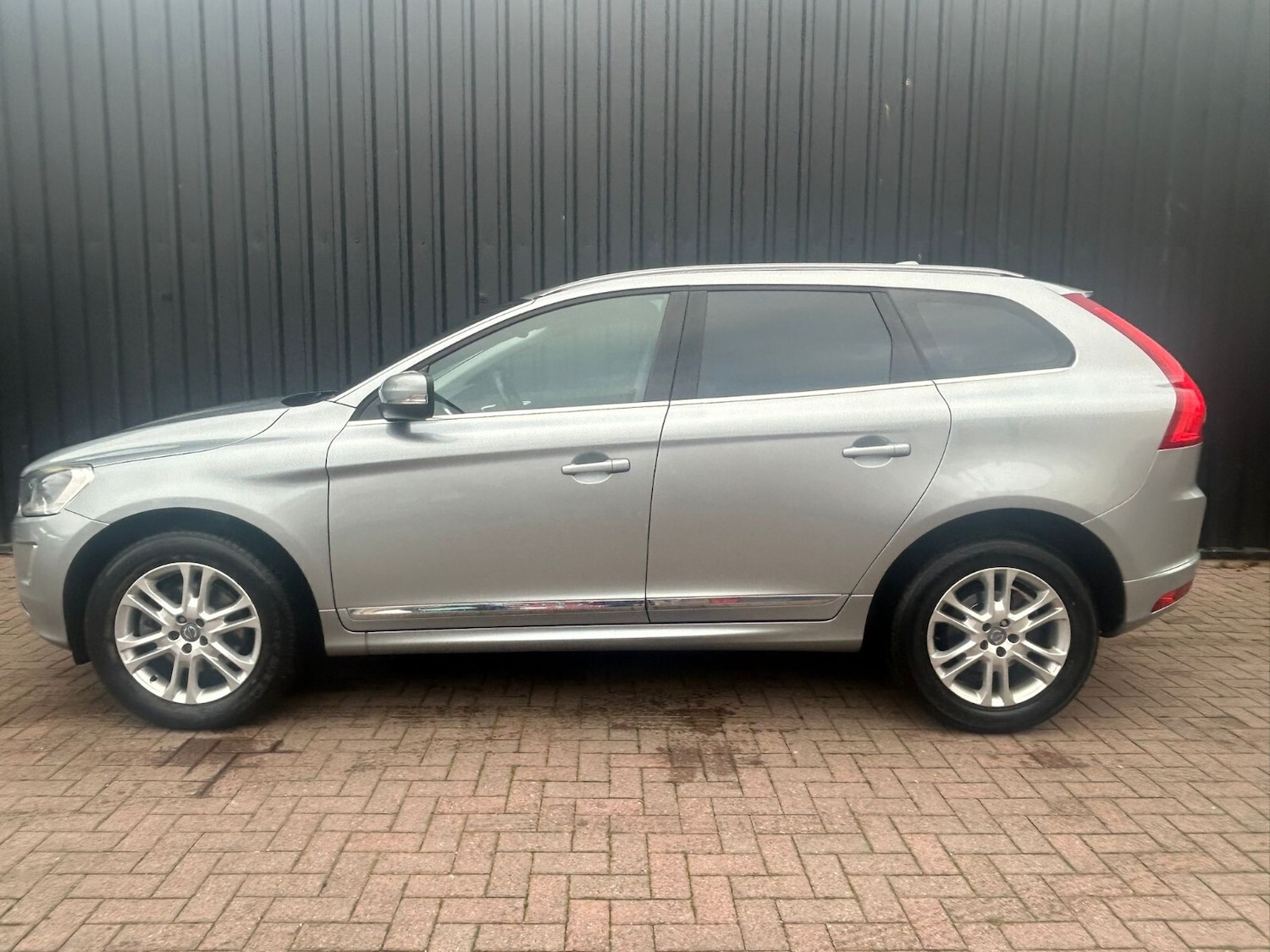 Used Volvo XC60 2015 for sale - 76914897: Photo 6