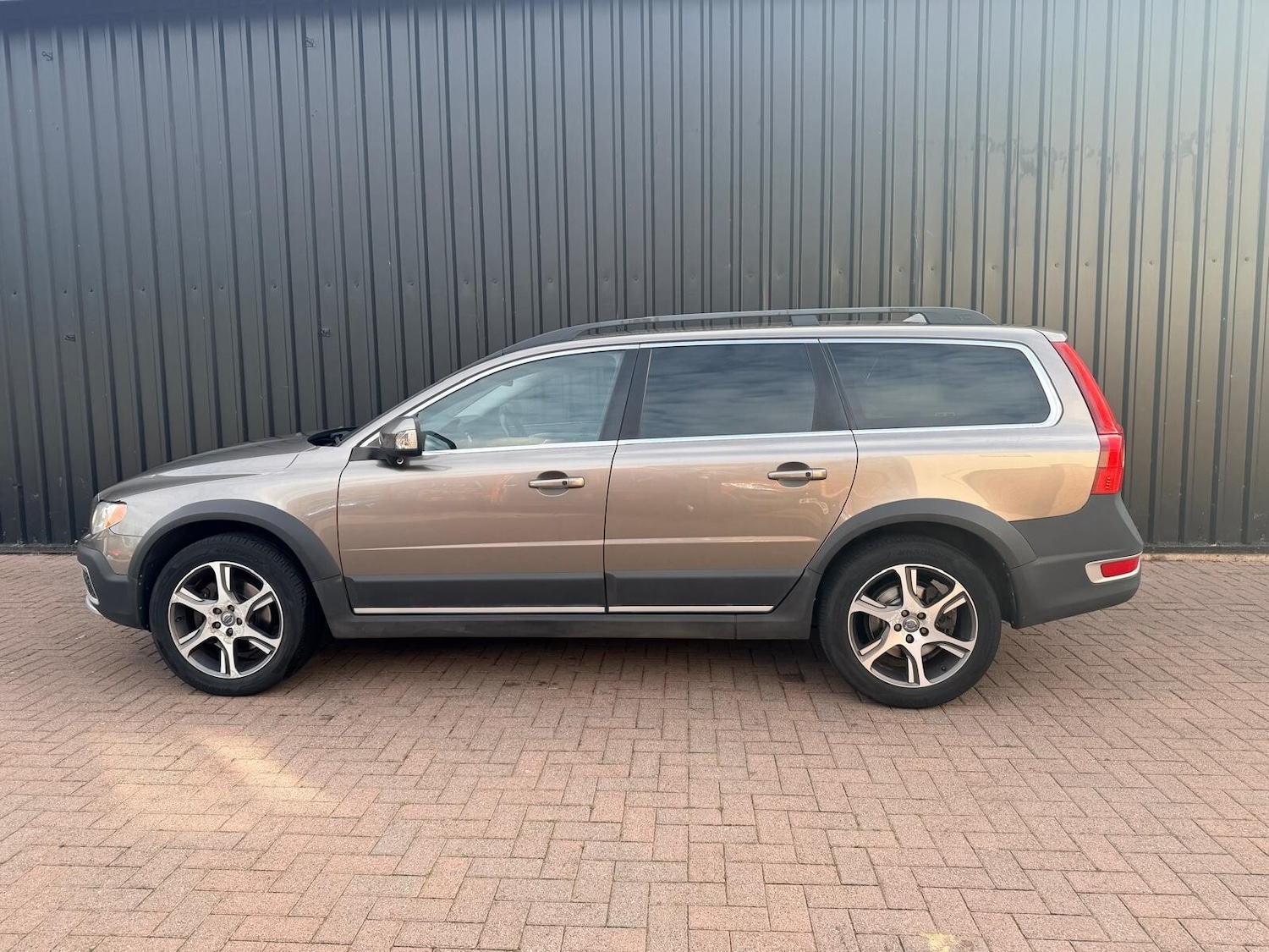 Used Volvo XC70 2011 for sale - 76361852: Photo 6