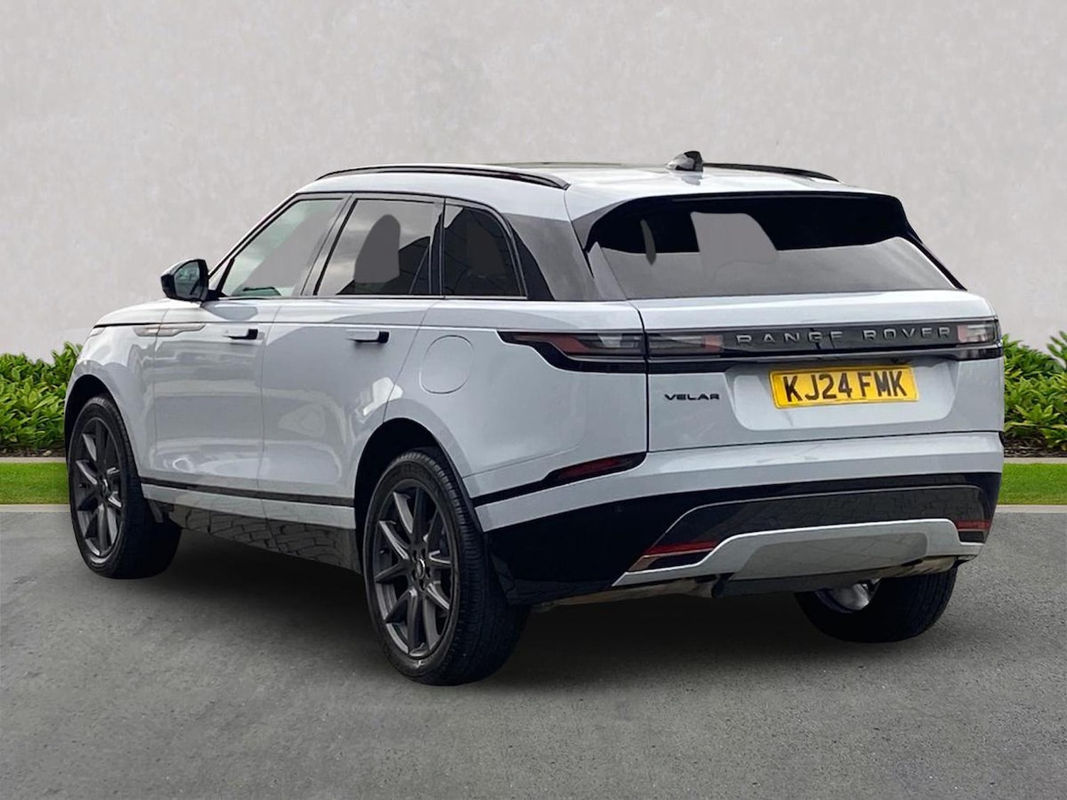 Used Land Rover Range Rover Velar 2024 for sale - 76450598: Photo 2