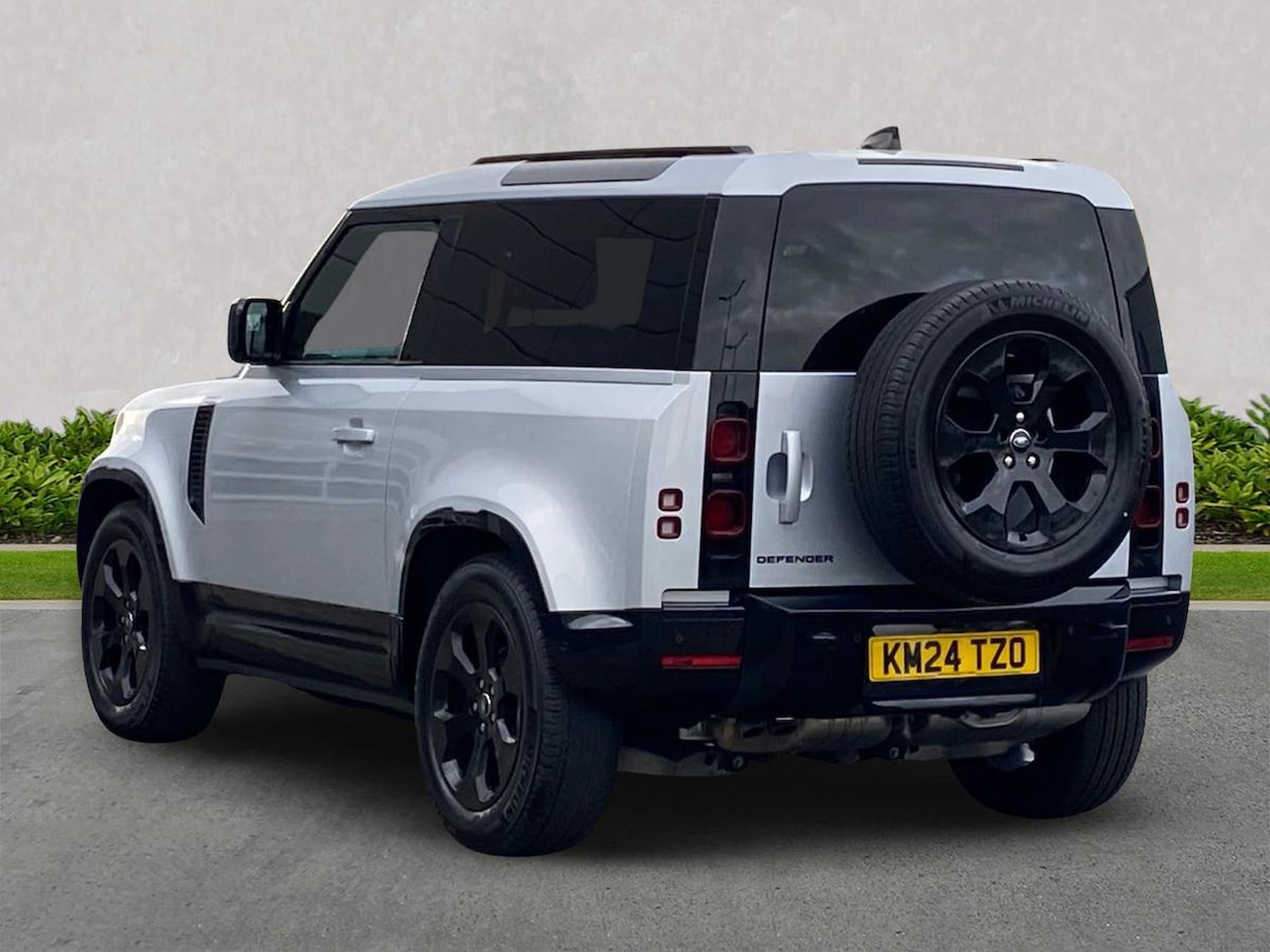 Used Land Rover Defender 2024 for sale - 76559802: Photo 2