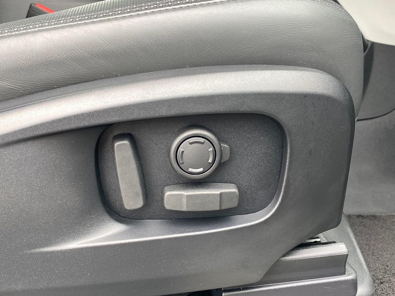 Used Land Rover Defender 2024 for sale - 76559802: Photo 26