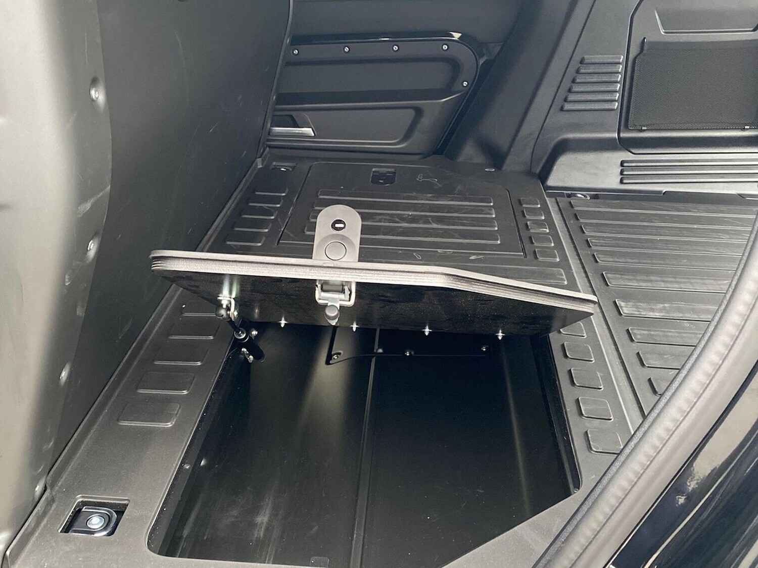 Used Land Rover Defender 2025 for sale - 76492415: Photo 32