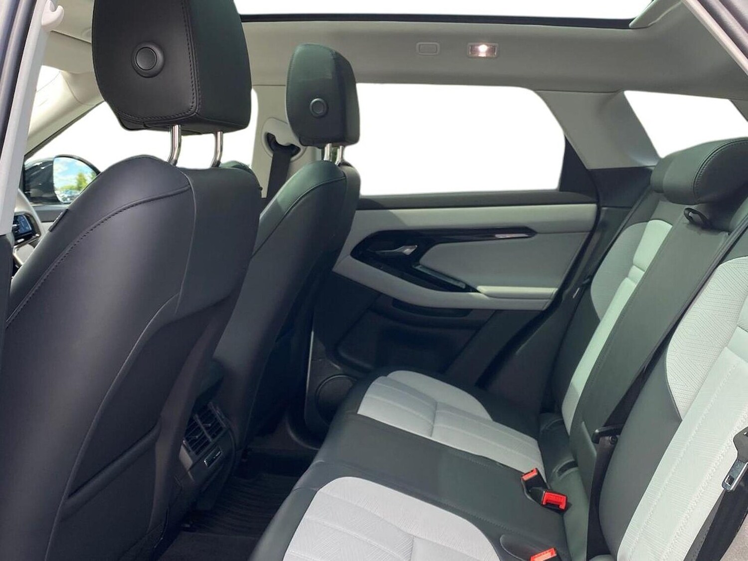 Used Land Rover Range Rover Evoque 2025 for sale - 75994915: Photo 4