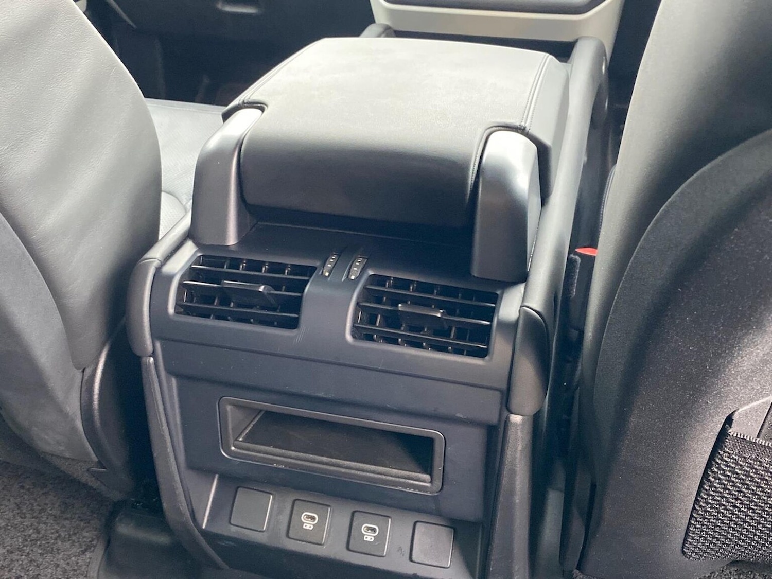 Used Land Rover Defender 2024 for sale - 76455187: Photo 18