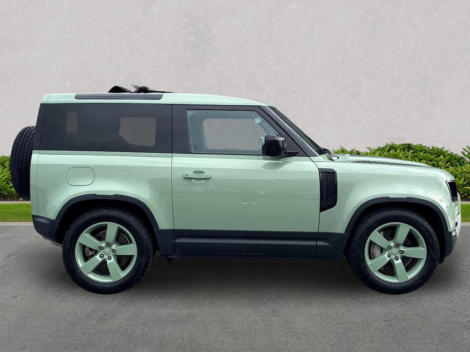 Used Land Rover Defender 2023 for sale - 77640357: Photo 5