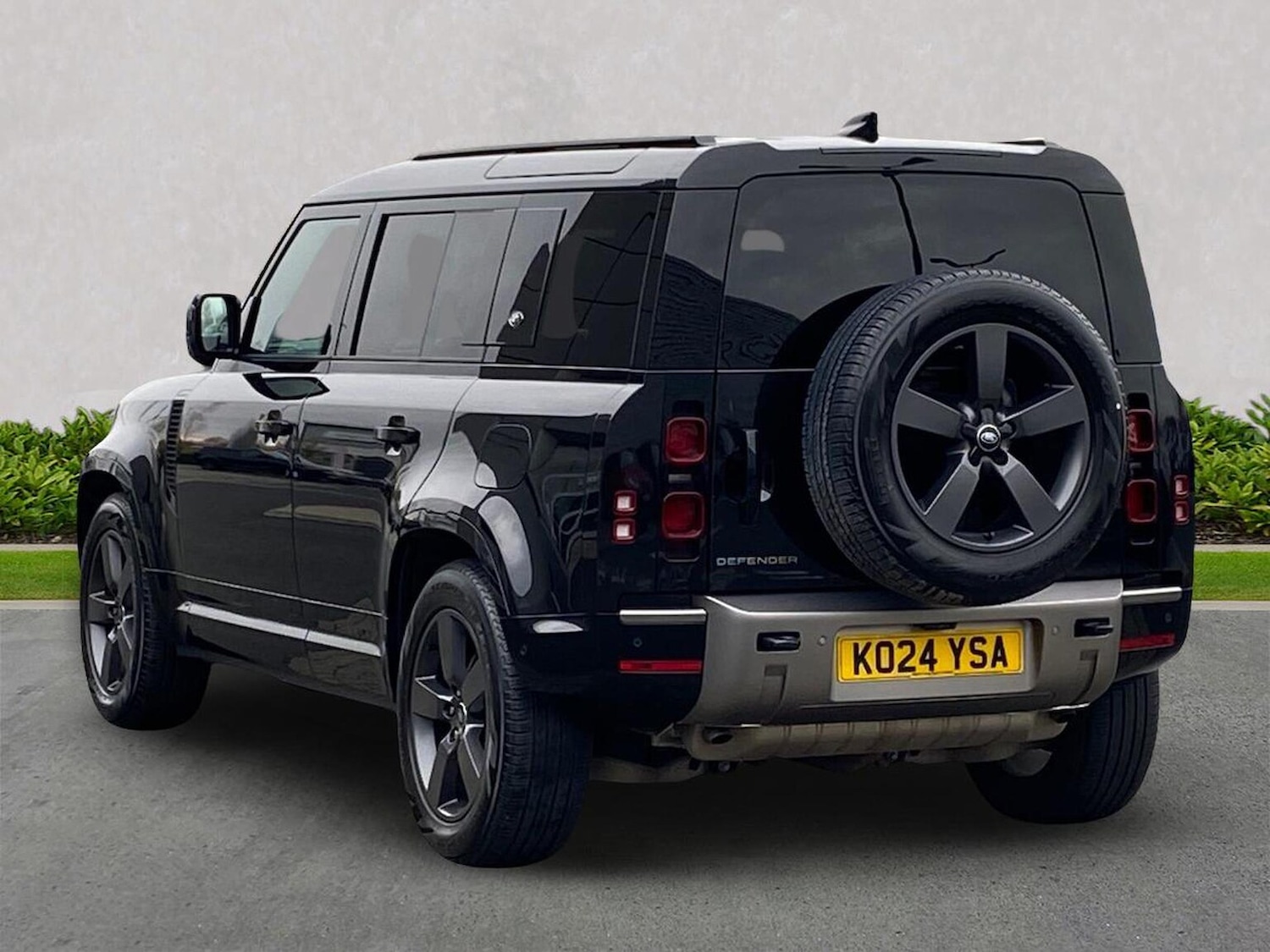 Used Land Rover Defender 2024 for sale - 76969955: Photo 2