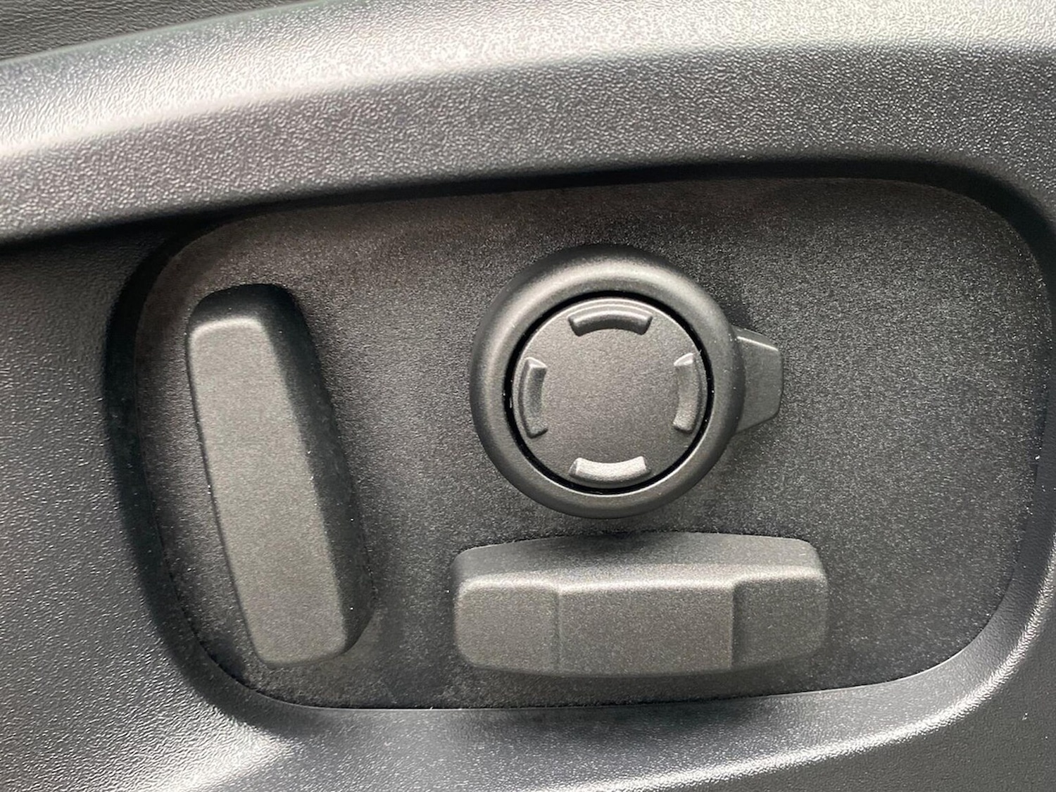 Used Land Rover Defender 2024 for sale - 76969955: Photo 31