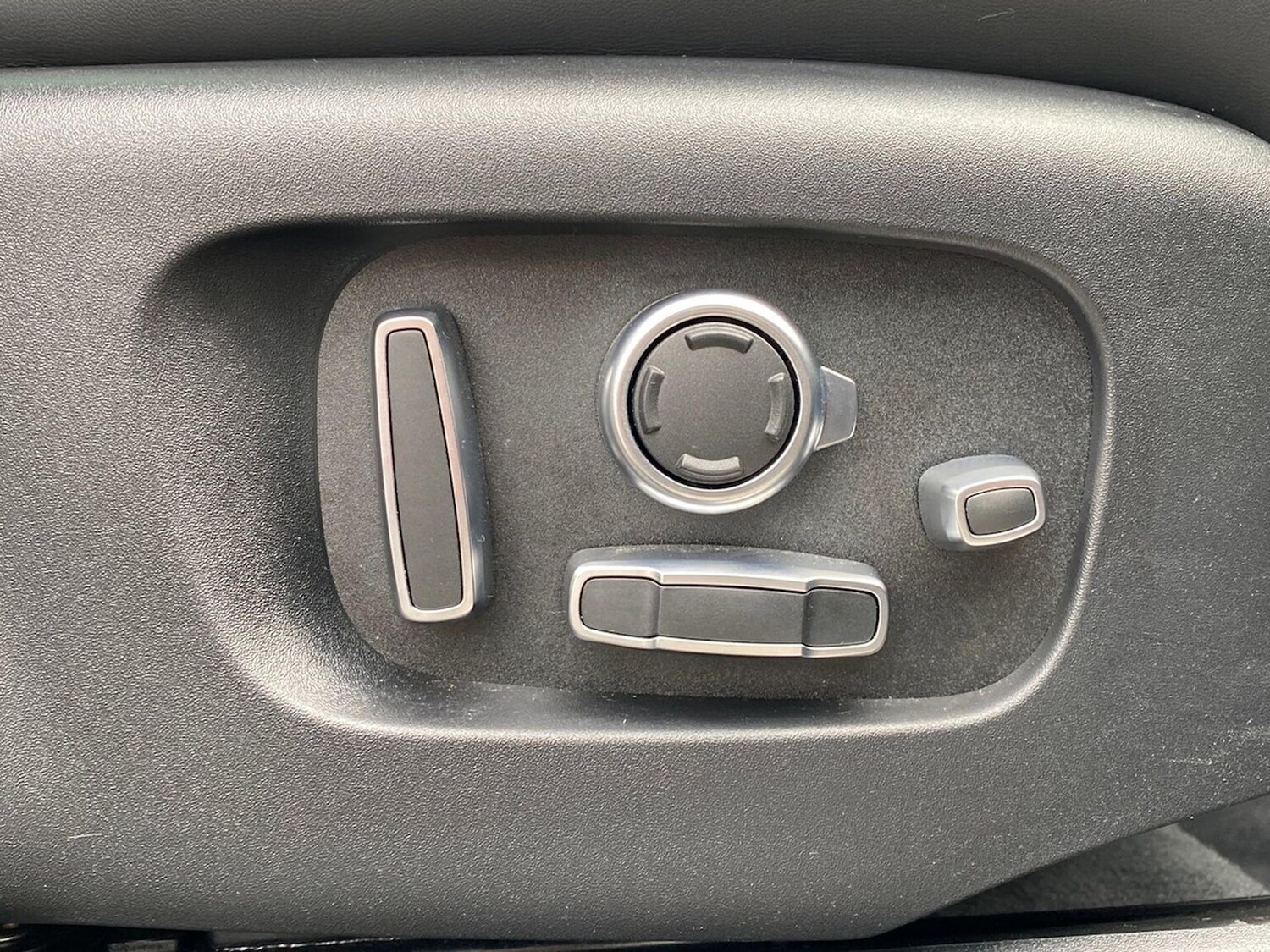 Used Land Rover Range Rover Velar 2024 for sale - 78193528: Photo 33