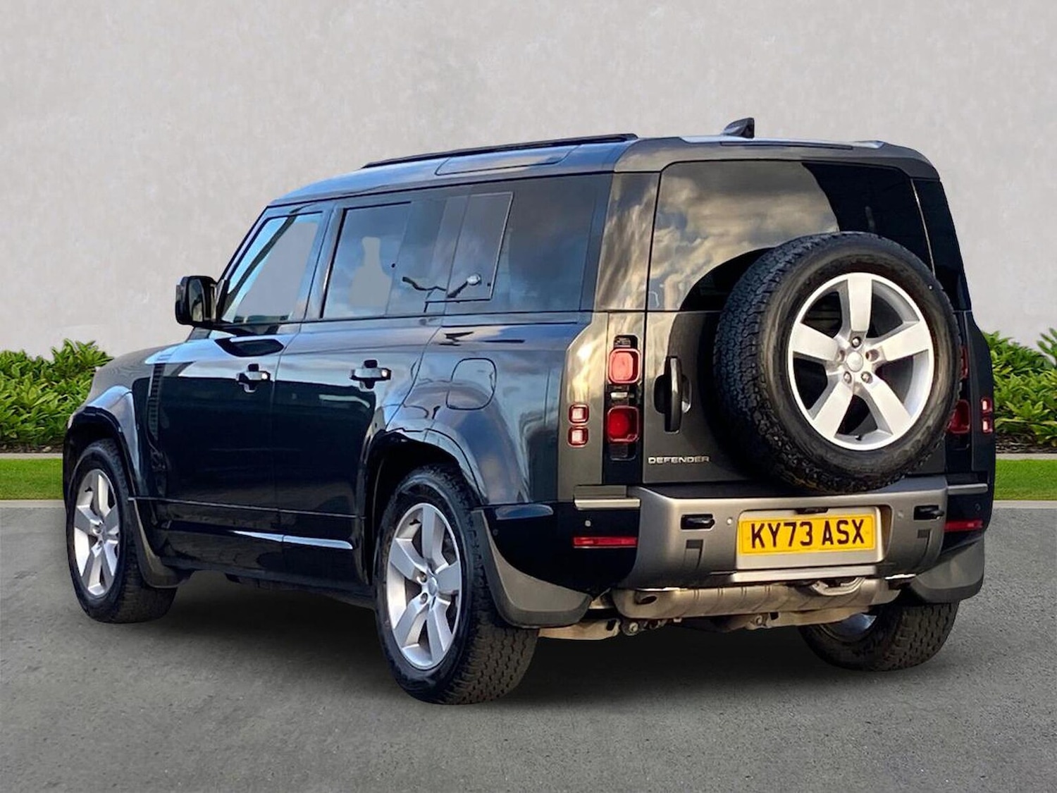 Used Land Rover Defender 2023 for sale - 76957537: Photo 2