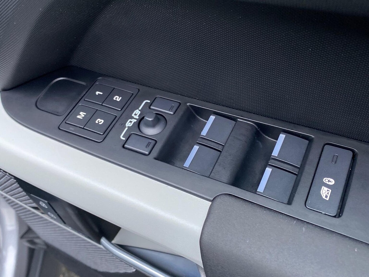 Used Land Rover Defender 2024 for sale - 77946127: Photo 25