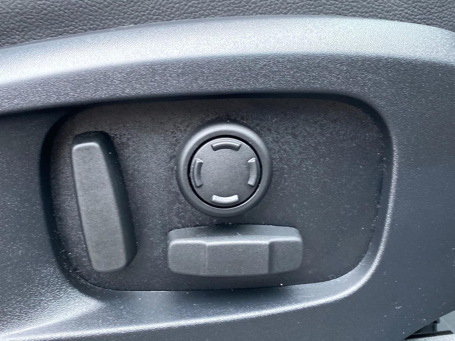 Used Land Rover Defender 2024 for sale - 77946127: Photo 31