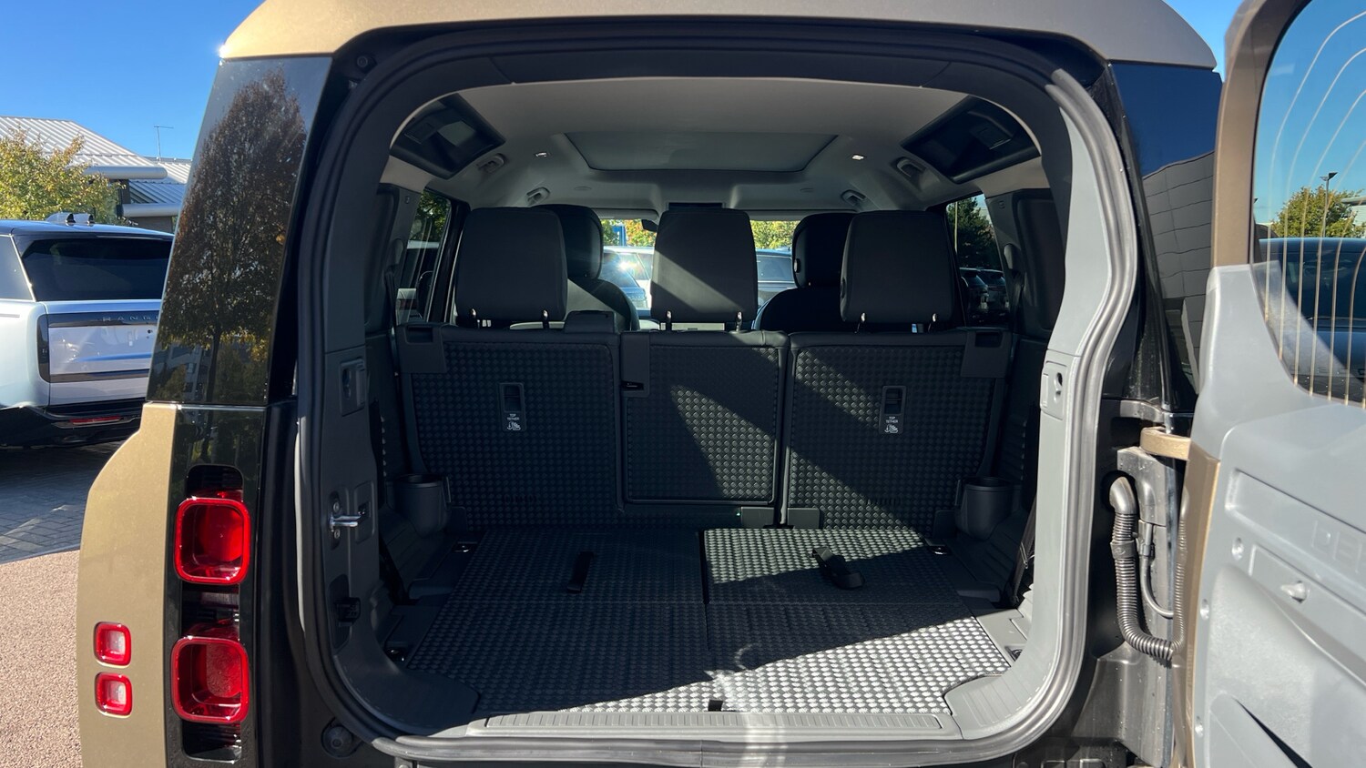 Used Land Rover Defender 2024 for sale - 76430691: Photo 10