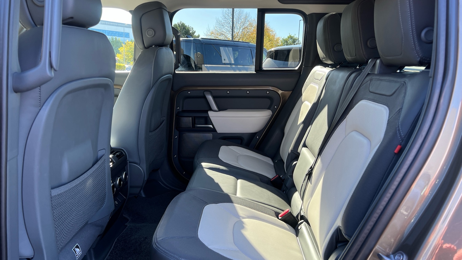 Used Land Rover Defender 2024 for sale - 76430691: Photo 4