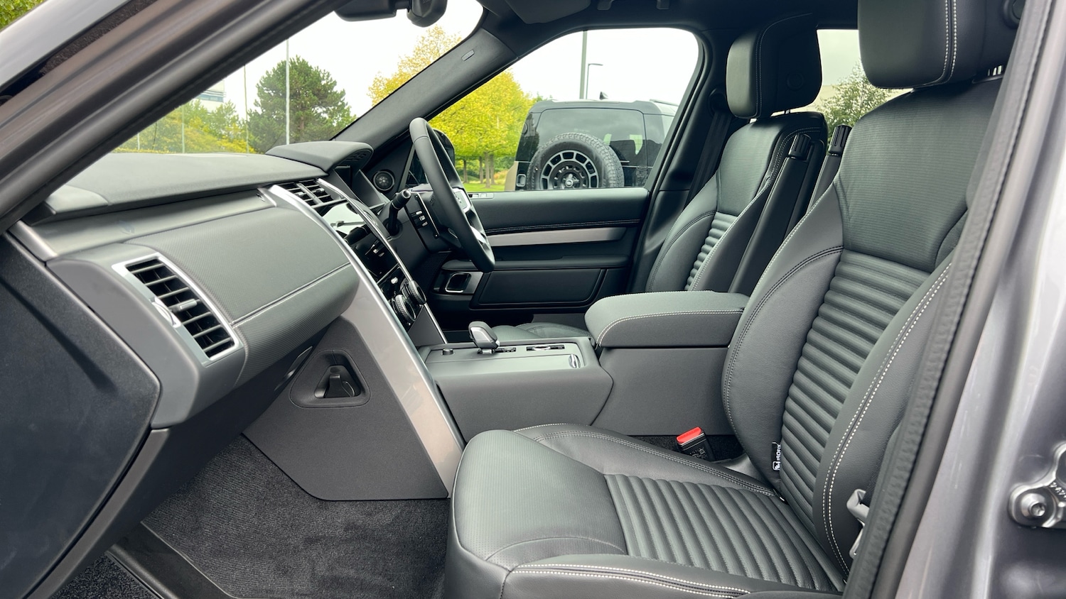 Used Land Rover Discovery 2025 for sale - 77610408: Photo 3