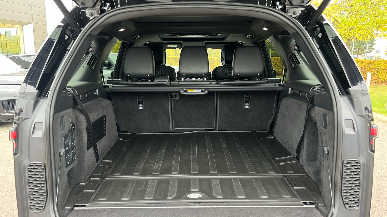 Used Land Rover Discovery 2025 for sale - 76106977: Photo 10