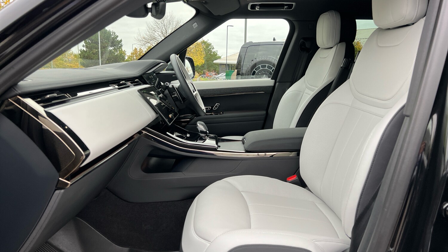 Used Land Rover Range Rover Sport 2024 for sale - 76305219: Photo 3