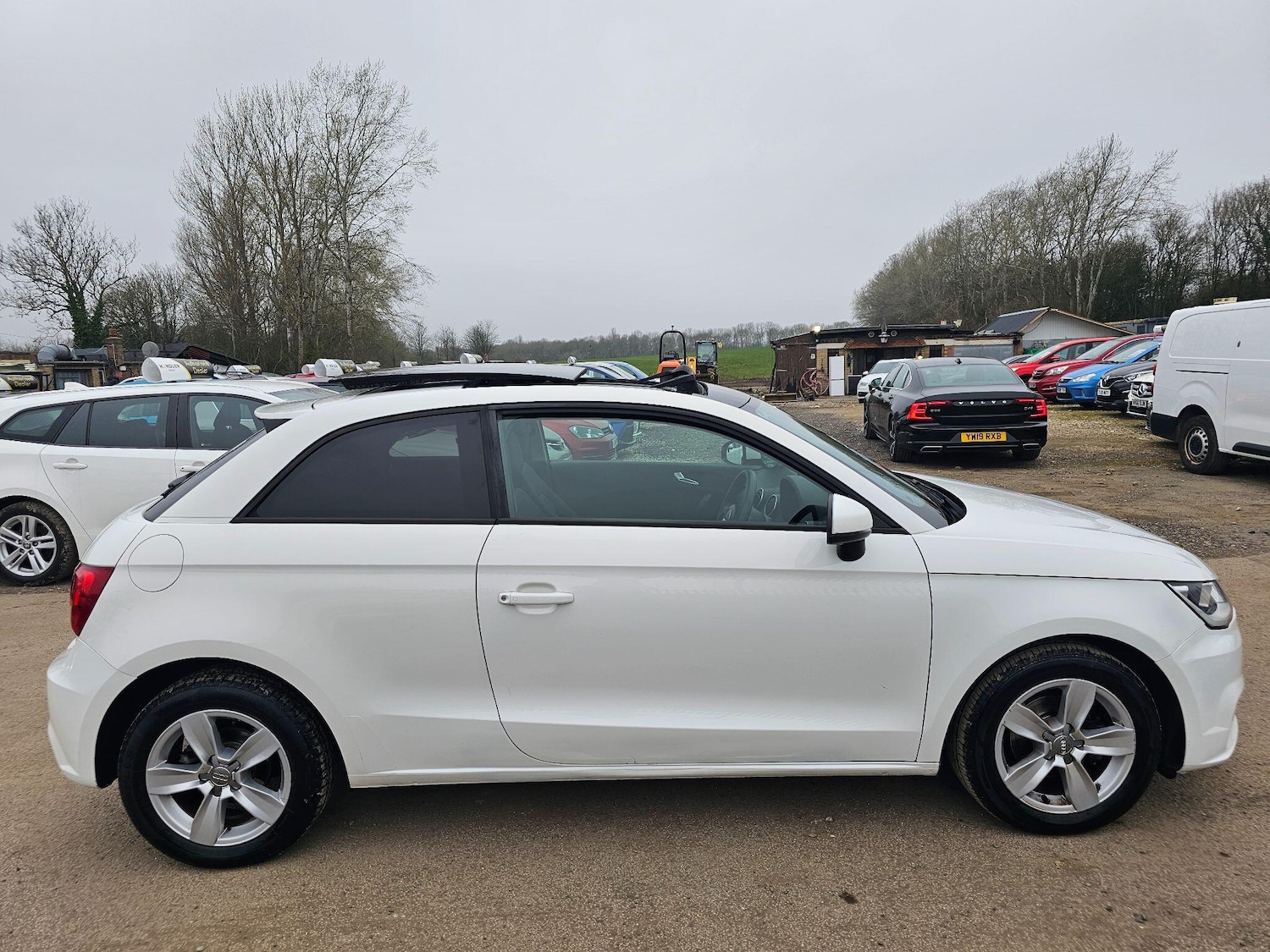 Used Audi A1 2015 for sale - 77783638: Photo 2