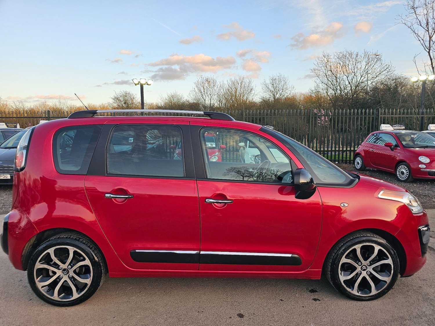 Used Citroen C3 Picasso 2017 for sale - 77838629: Photo 2