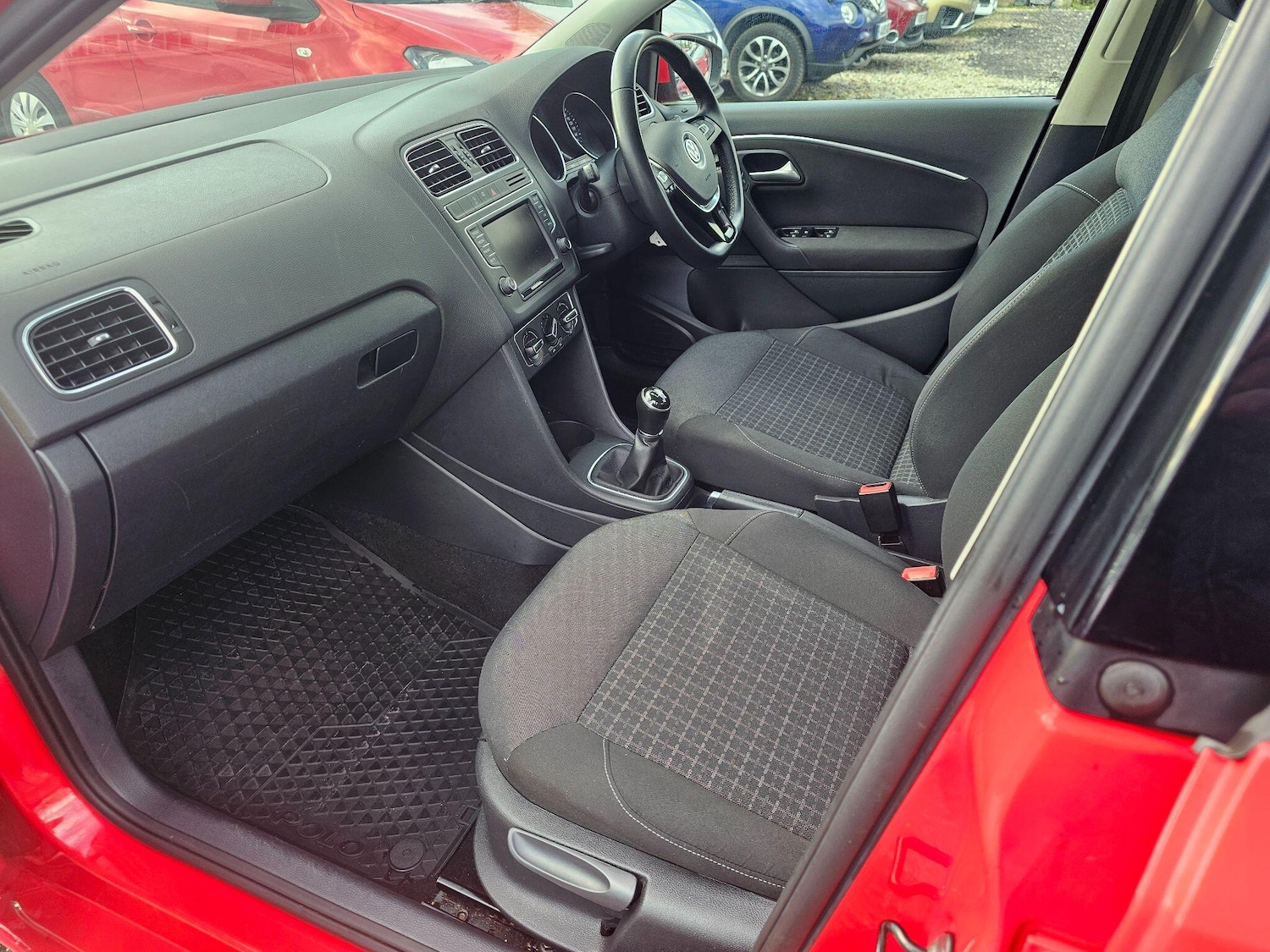 Used Volkswagen Polo 2015 for sale - 76671425: Photo 4