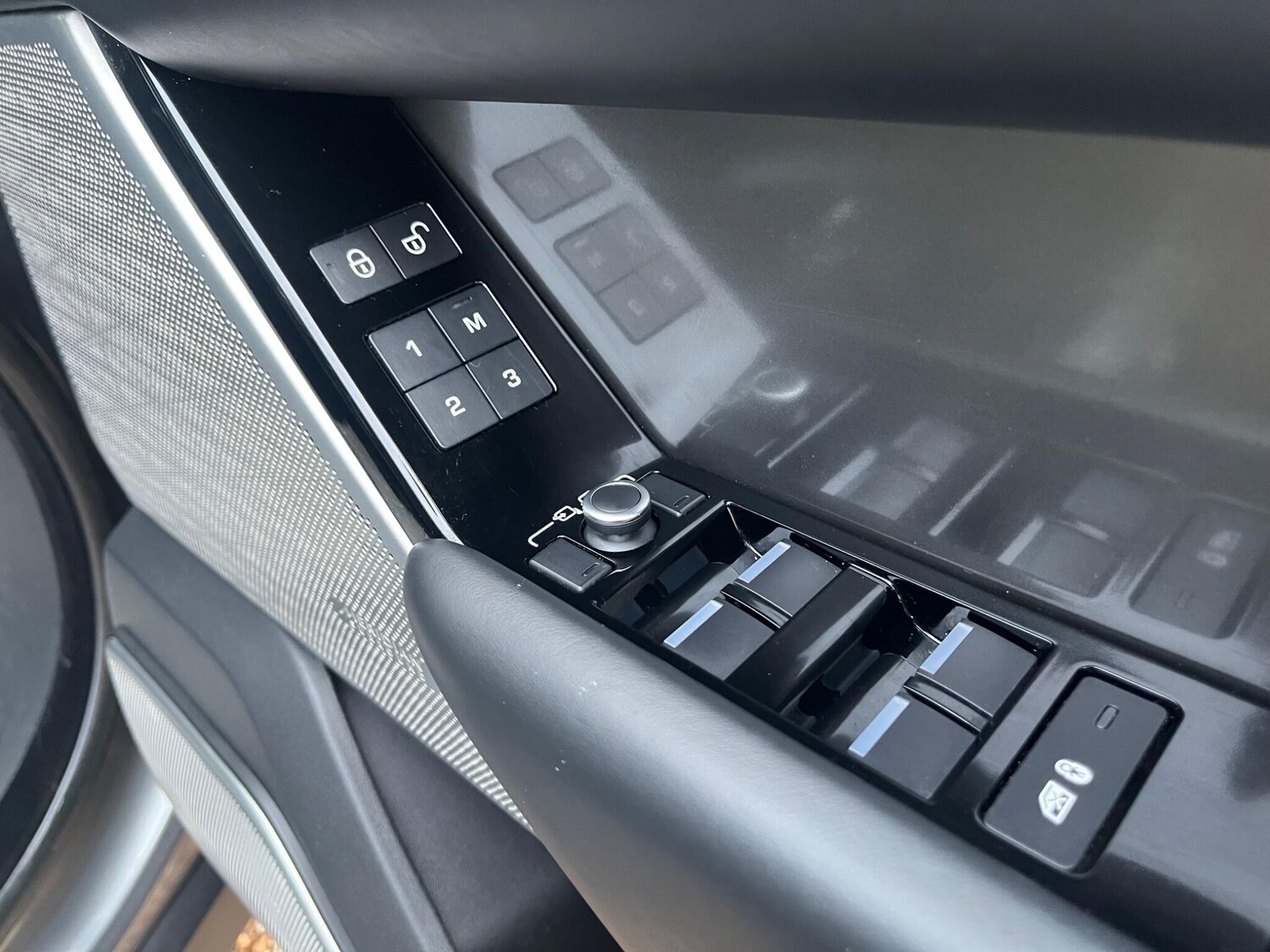 Used Land Rover Range Rover Velar 2018 for sale - 77839986: Photo 17