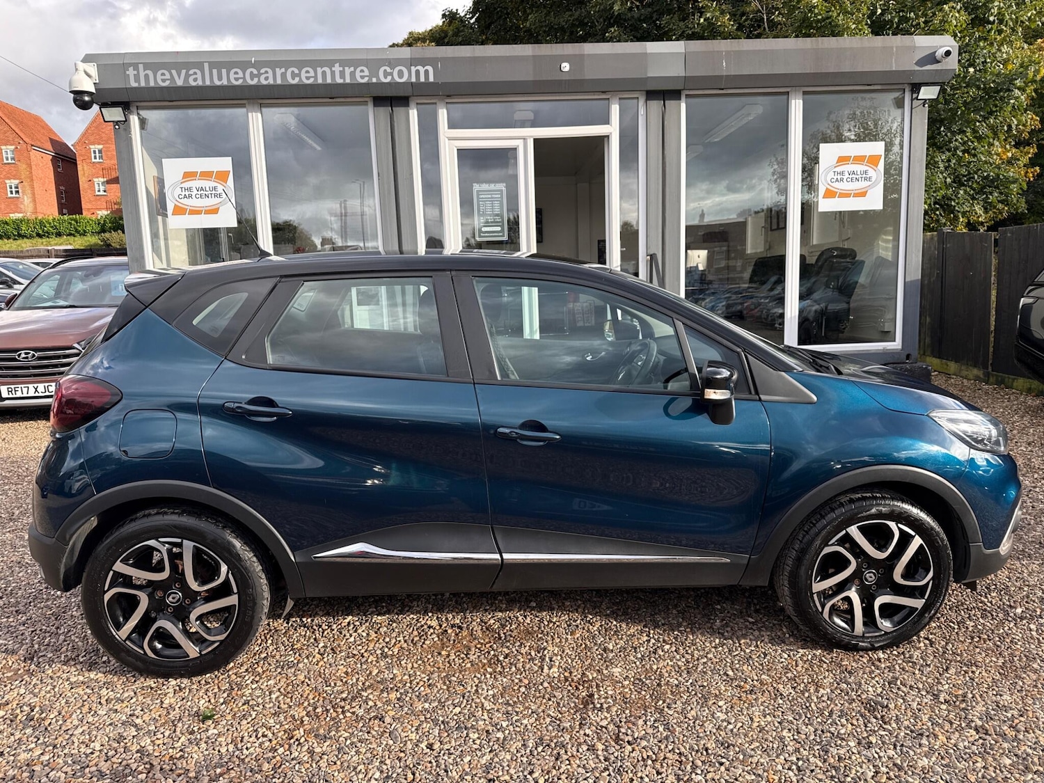 Used Renault Captur 2017 for sale - 76247930: Photo 2