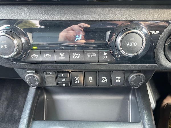 Used Toyota Hilux 2018 for sale - 74909403: Photo 11