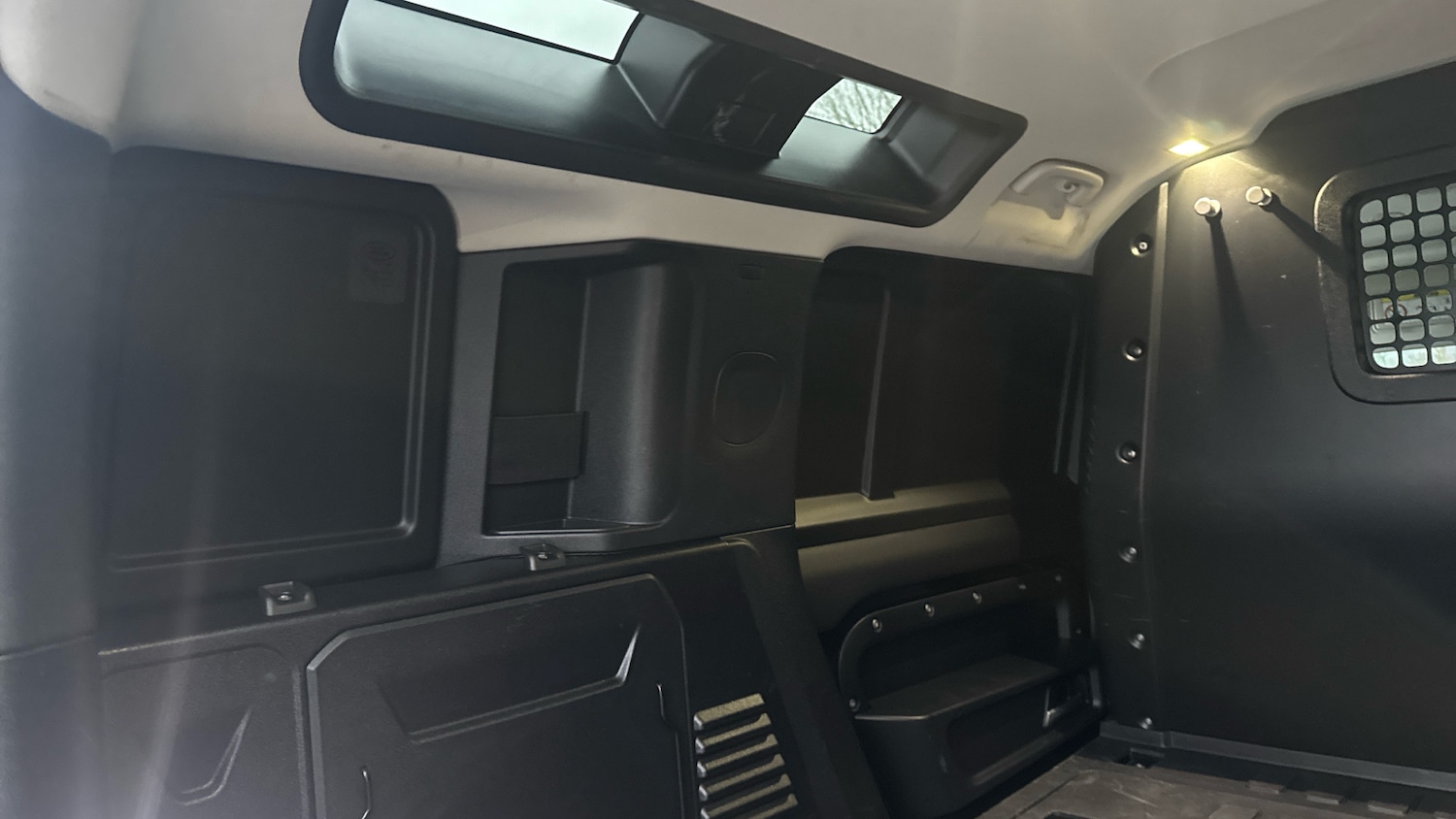 Used Land Rover Defender 2023 for sale - 77113265: Photo 32