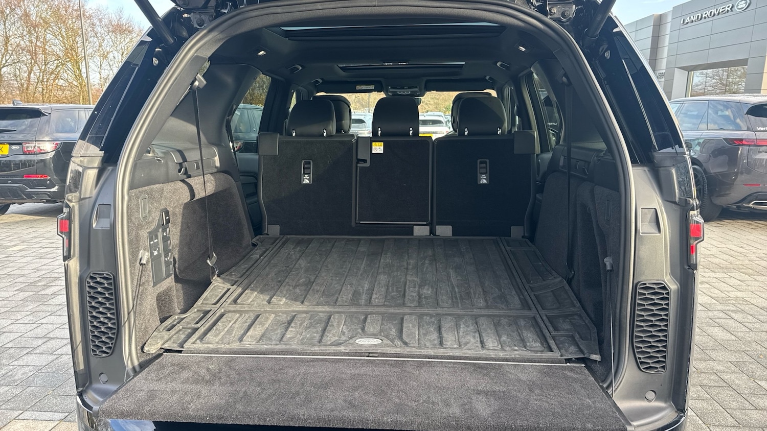 Used Land Rover Discovery 2024 for sale - 76974148: Photo 10