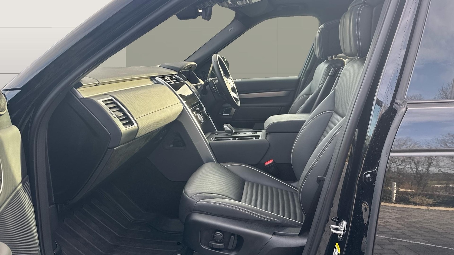 Used Land Rover Discovery 2024 for sale - 76974148: Photo 3