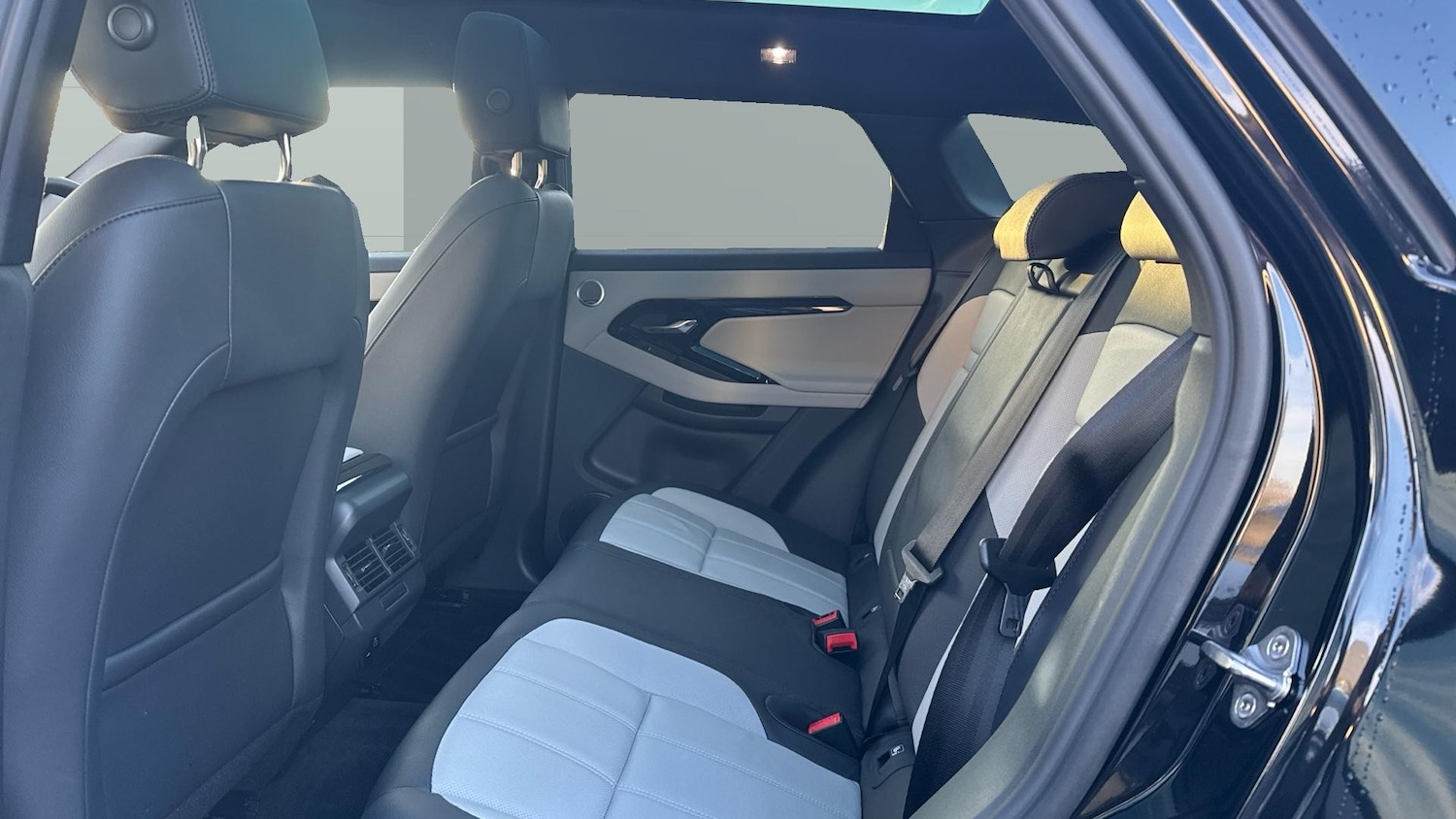 Used Land Rover Range Rover Evoque 2025 for sale - 76971827: Photo 4