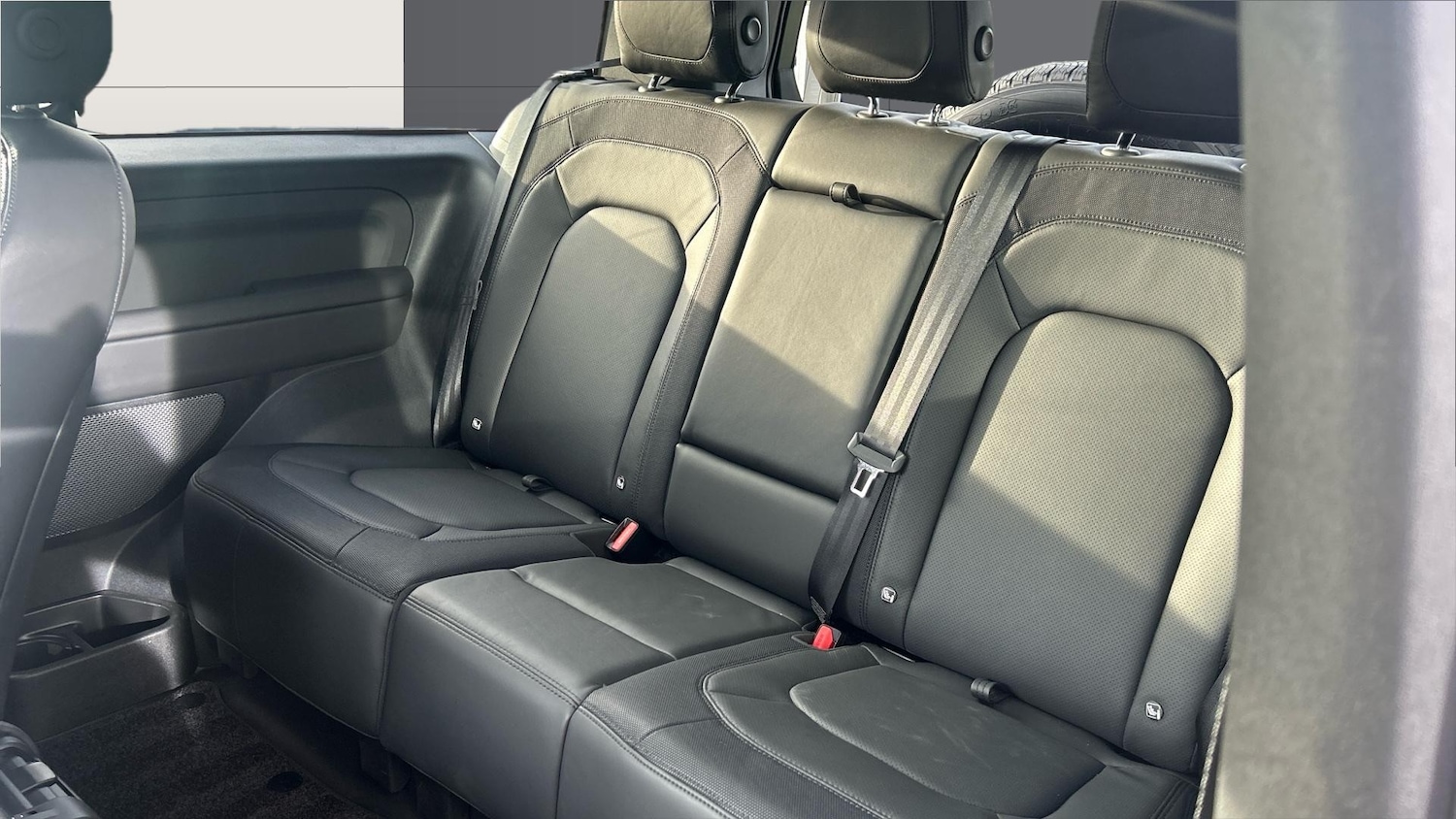 Used Land Rover Defender 2024 for sale - 76343856: Photo 4