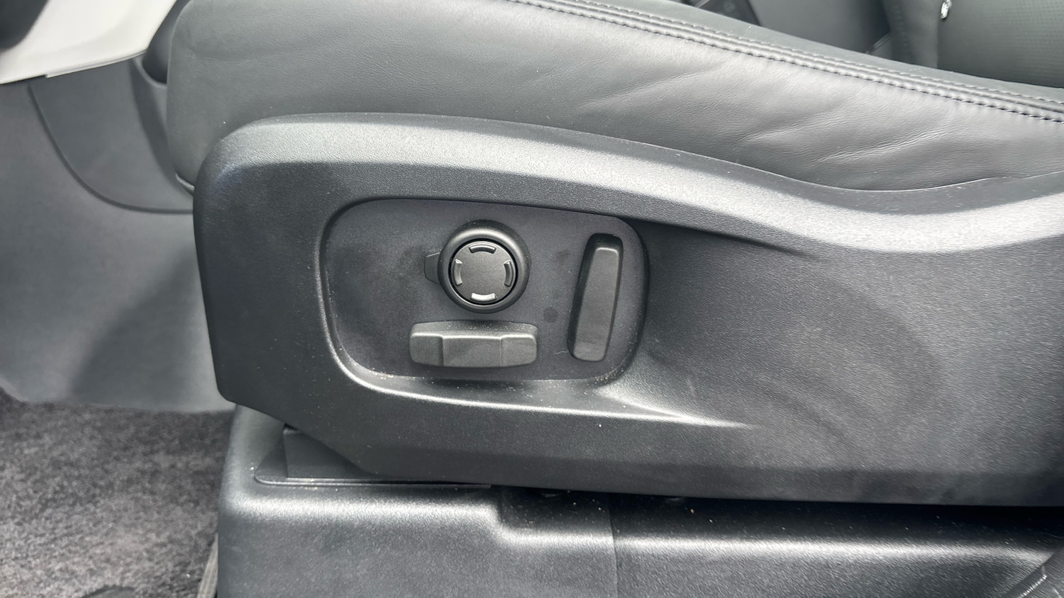 Used Land Rover Defender 2025 for sale - 76330336: Photo 38