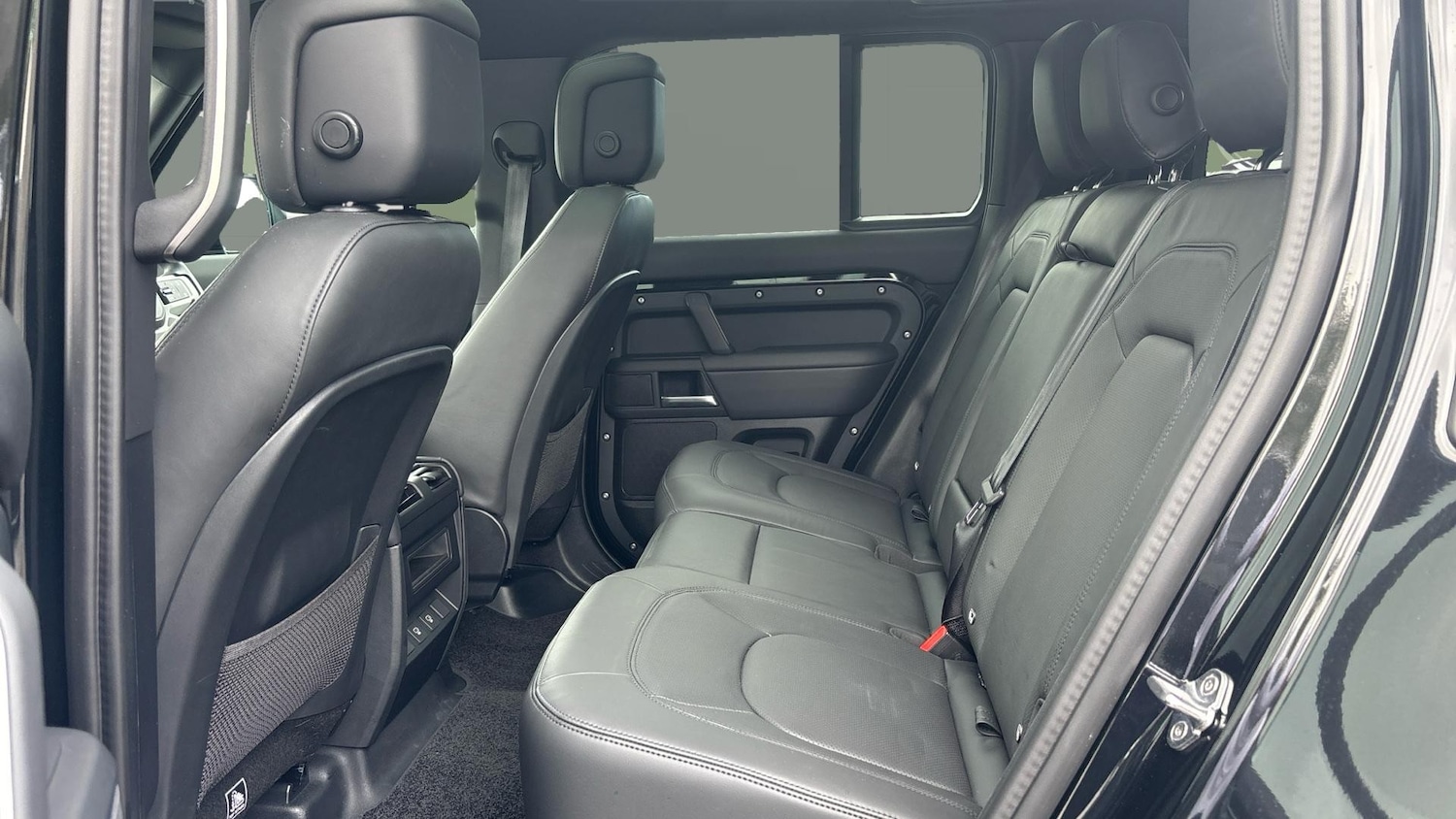 Used Land Rover Defender 2025 for sale - 76330336: Photo 4