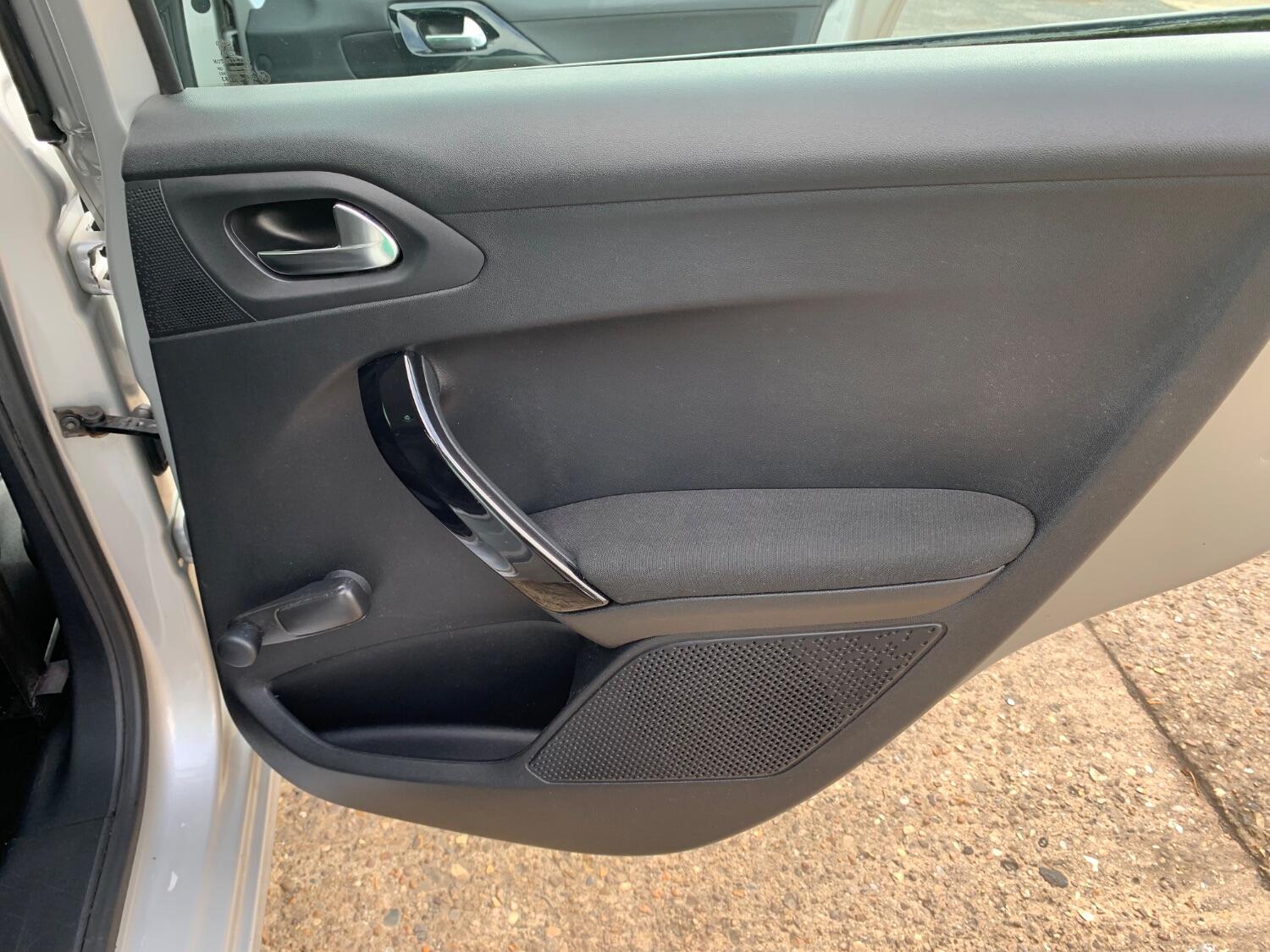 Used Peugeot 208 2016 for sale - 76436404: Photo 20