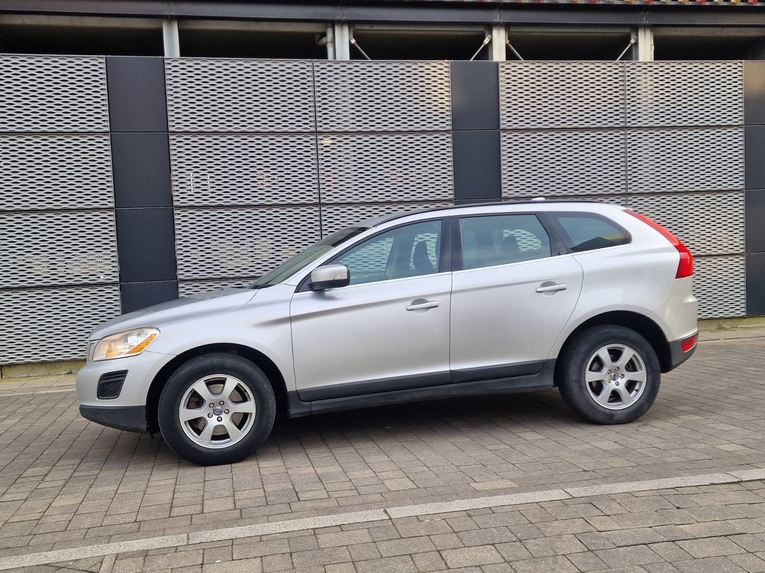 Used Volvo XC60 2011 for sale - 77953871: Photo 4