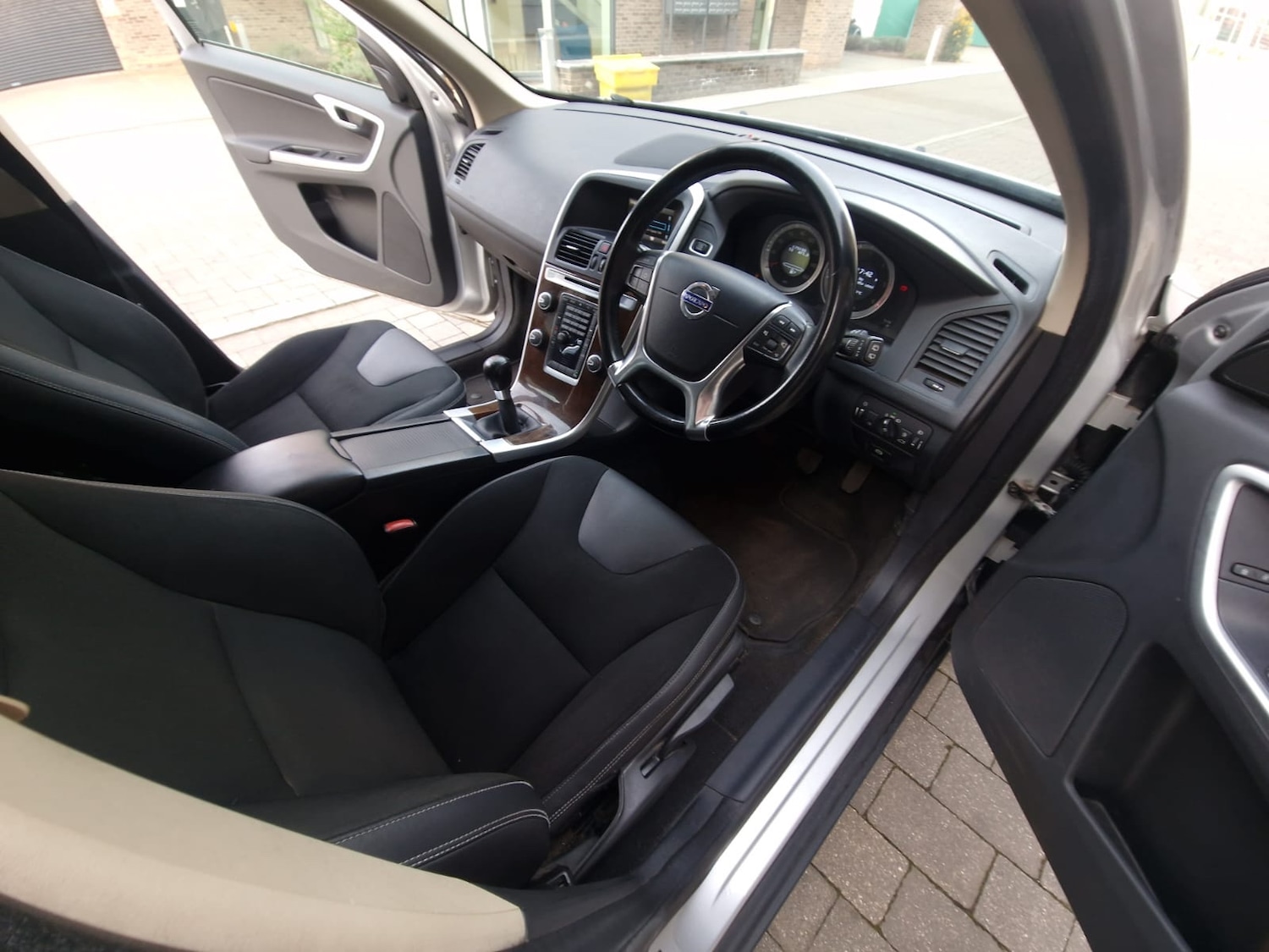 Used Volvo XC60 2011 for sale - 77953871: Photo 6